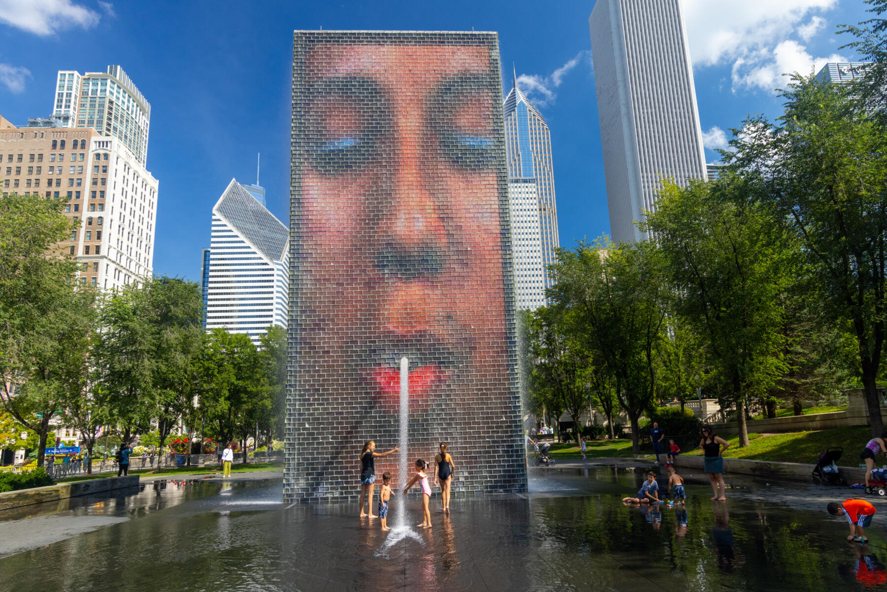 Crown Fountain, no Millennium Park, mistura arte digital e água em uma instalação interativa. (Choose Chicago:Divulgação)