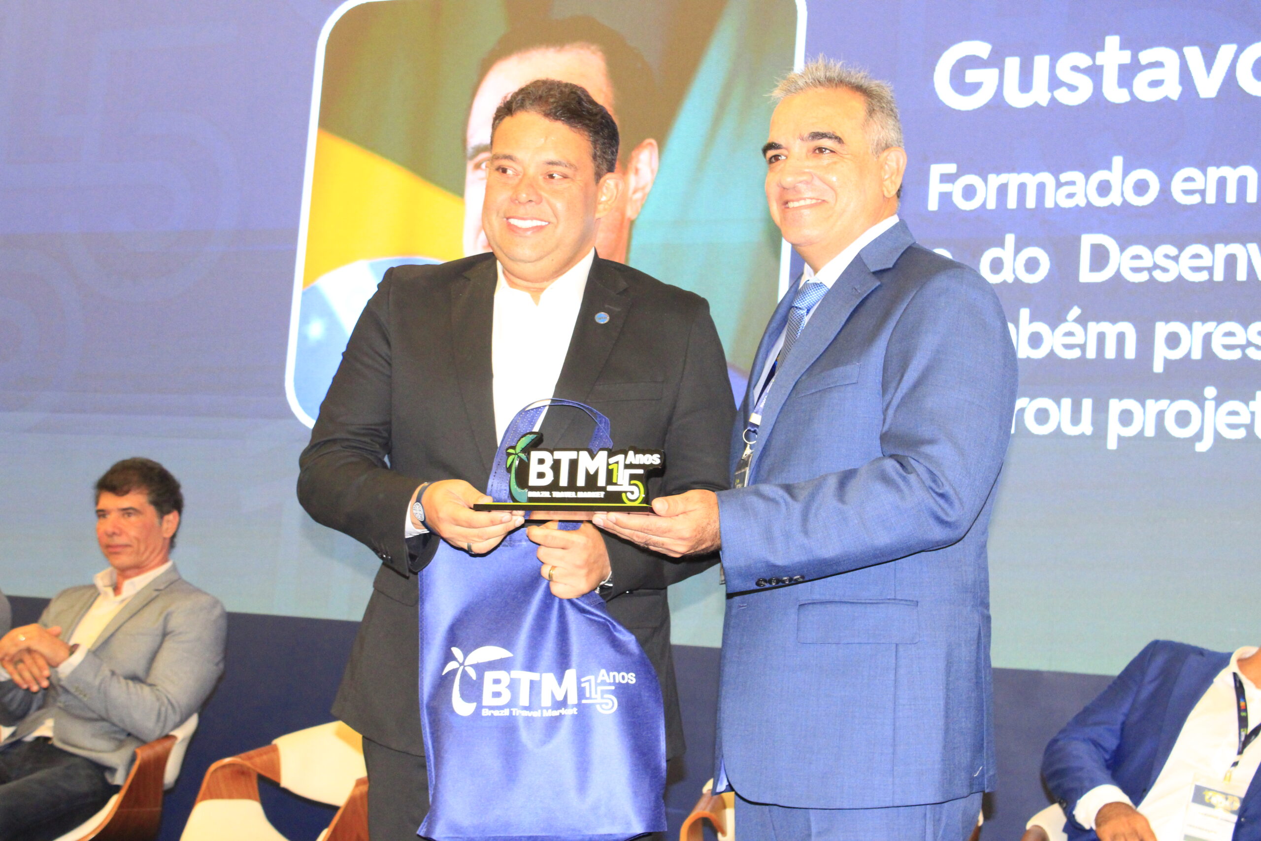 Delano Tavares, do MTur recebeu a homenagem da BTM em nome do ministro, Grustavo Feliciano