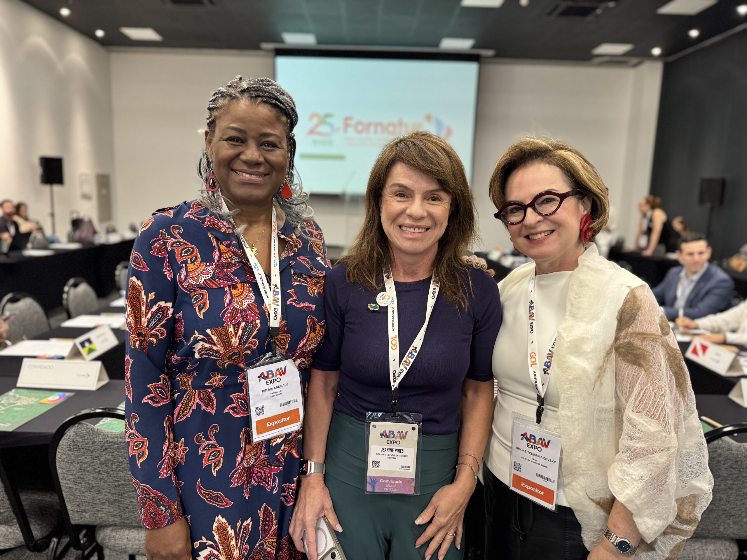 Delma Andrade, da Embratur; Jeanne Pires, da Pires Inteligência em Turismo; e Simone Tcherniaakovsky, da IATA (Felipe Abílio:M&E)