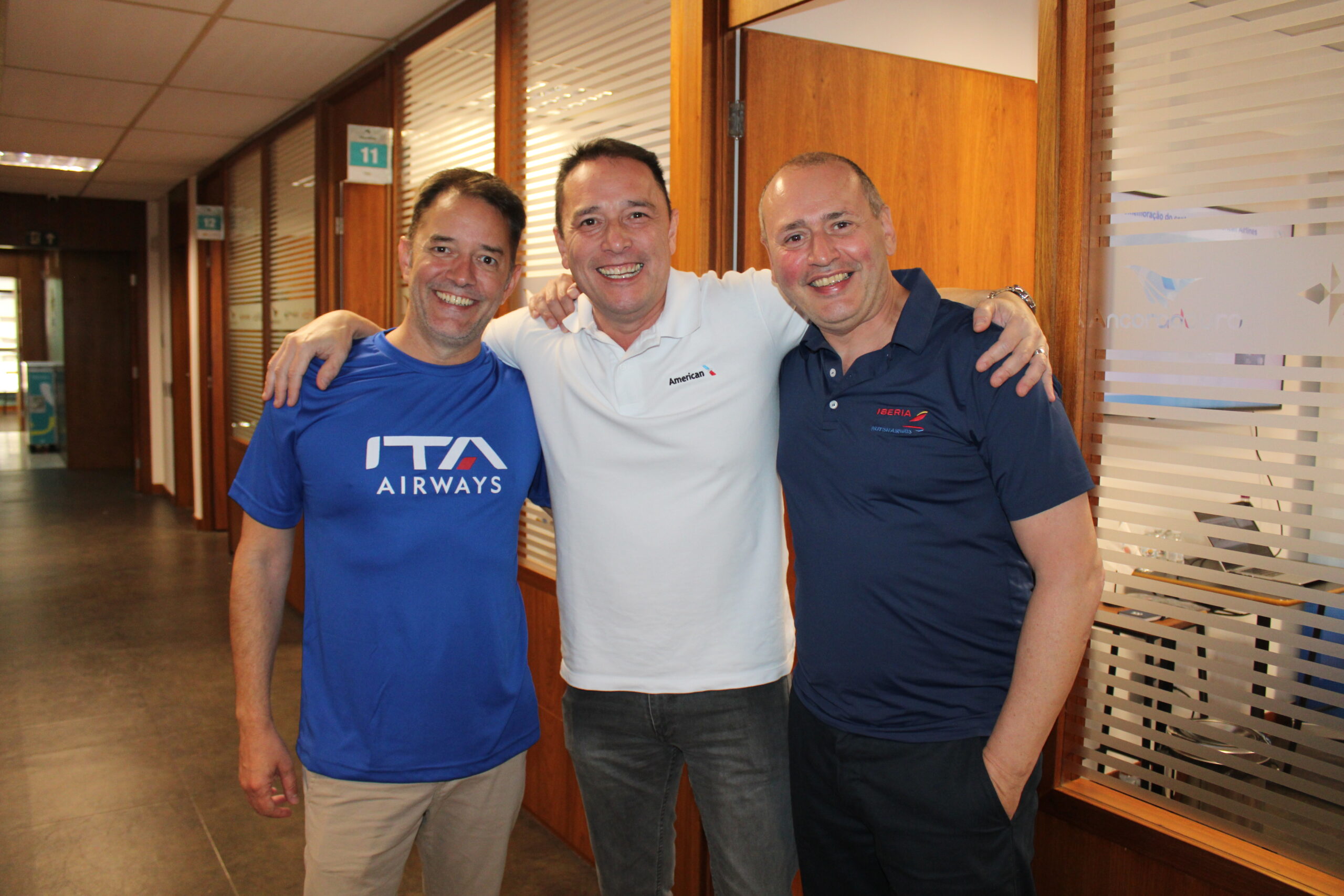 Diego Lopes, da ITA, com Ernesto Airosa, da American, e Daniel Aragon, da Iberia