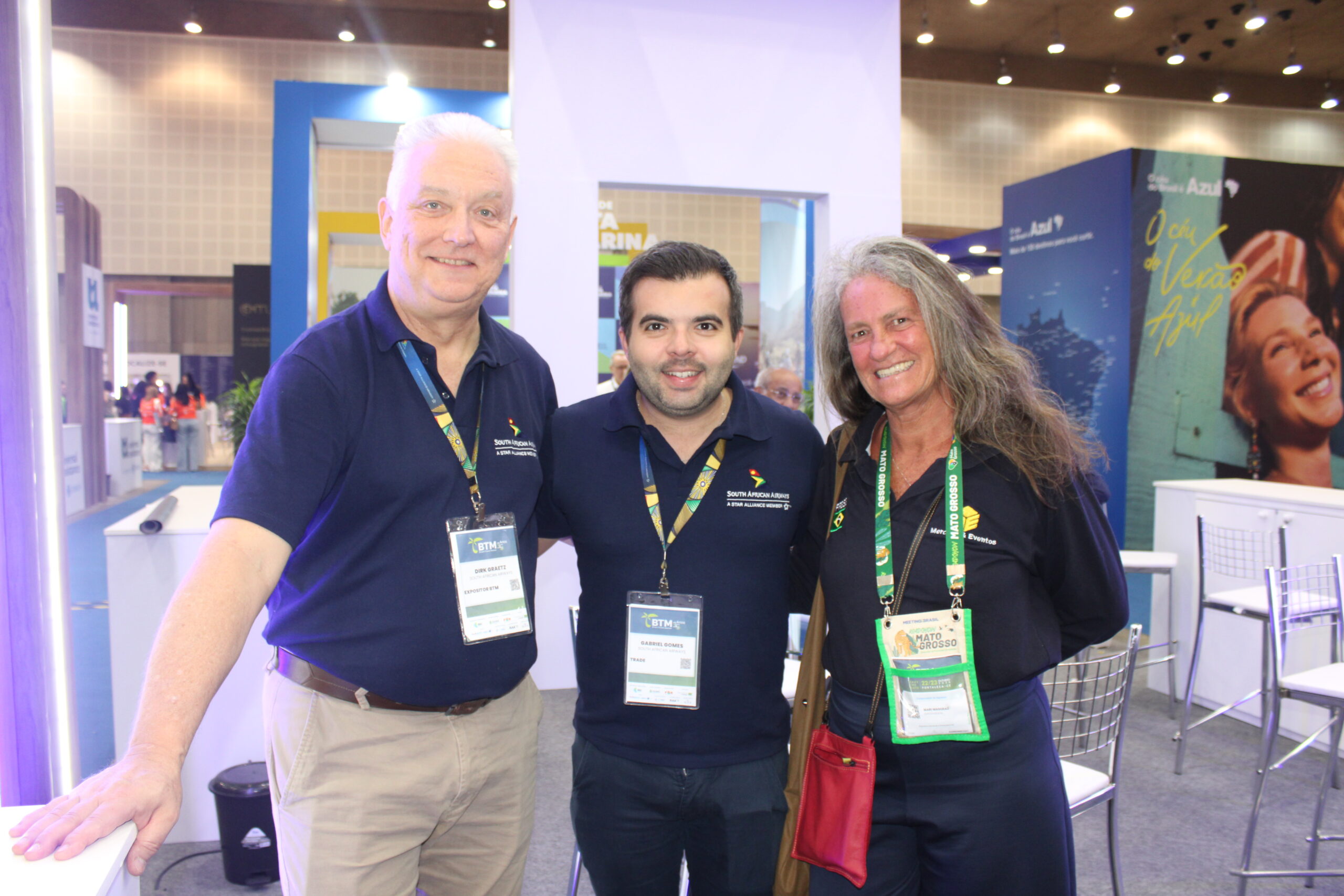 Dirk Graetz e Gabriel Gomes, da South African Airways, com Mari Masgrau