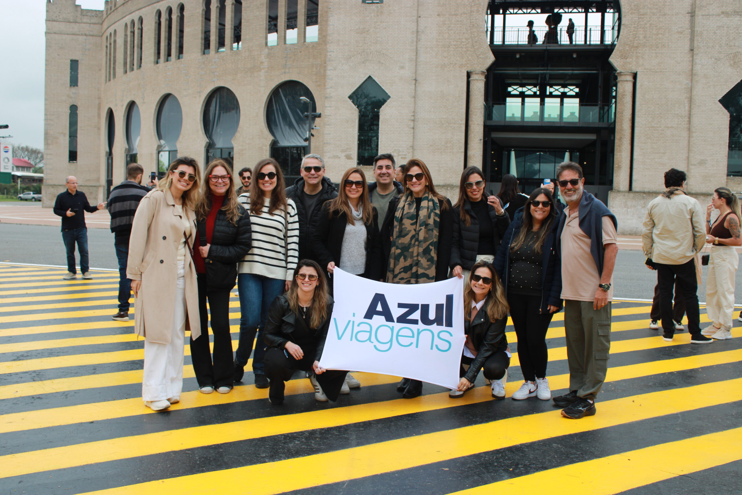 Equipe da Azul Viagens em frente a Plaza de los Toro .JPG