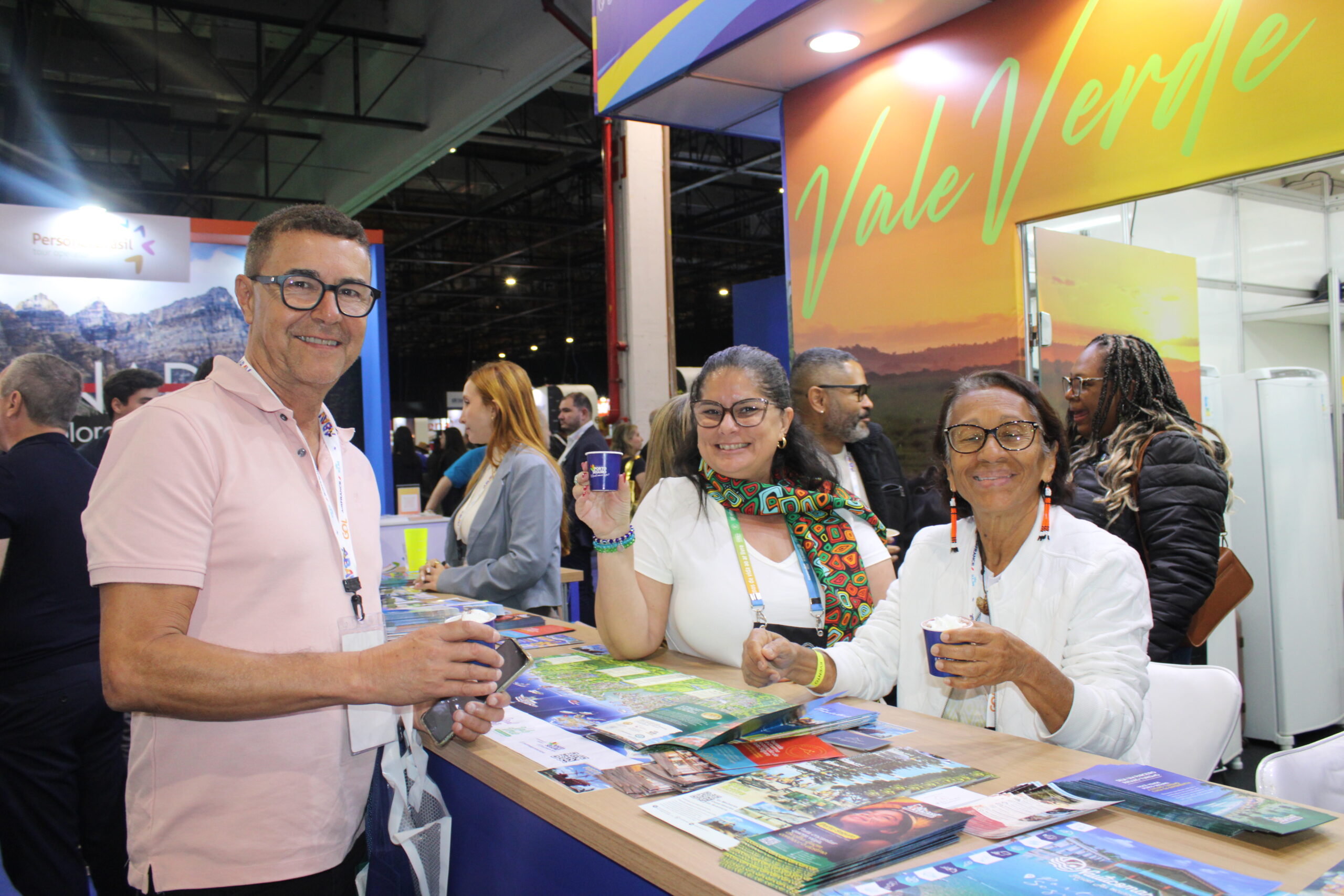 Equipe de Porto Seguro em atendimento na Abav Expo 2026