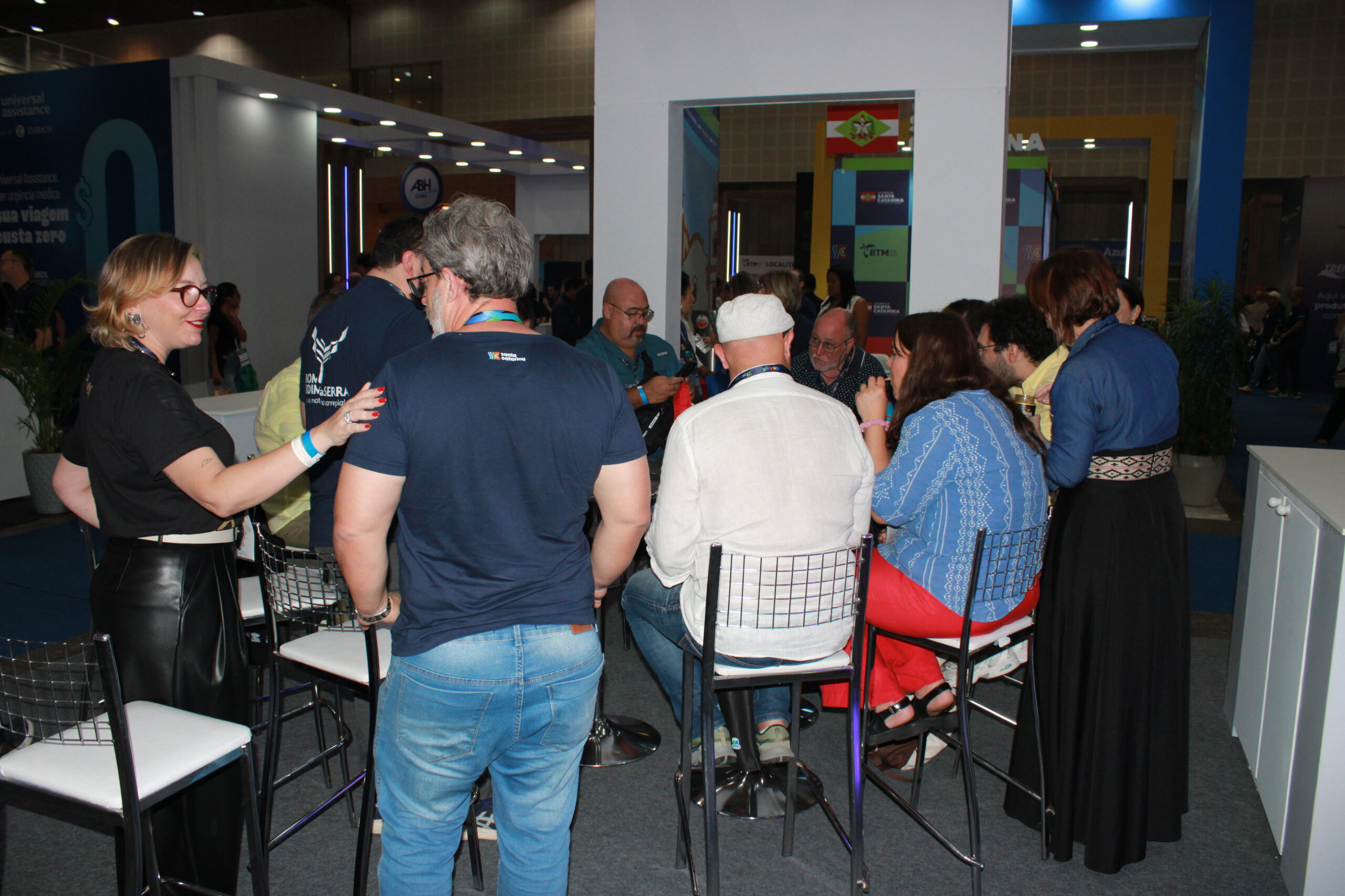 Equipe de Santa Catarina em reunião no estande do M&E