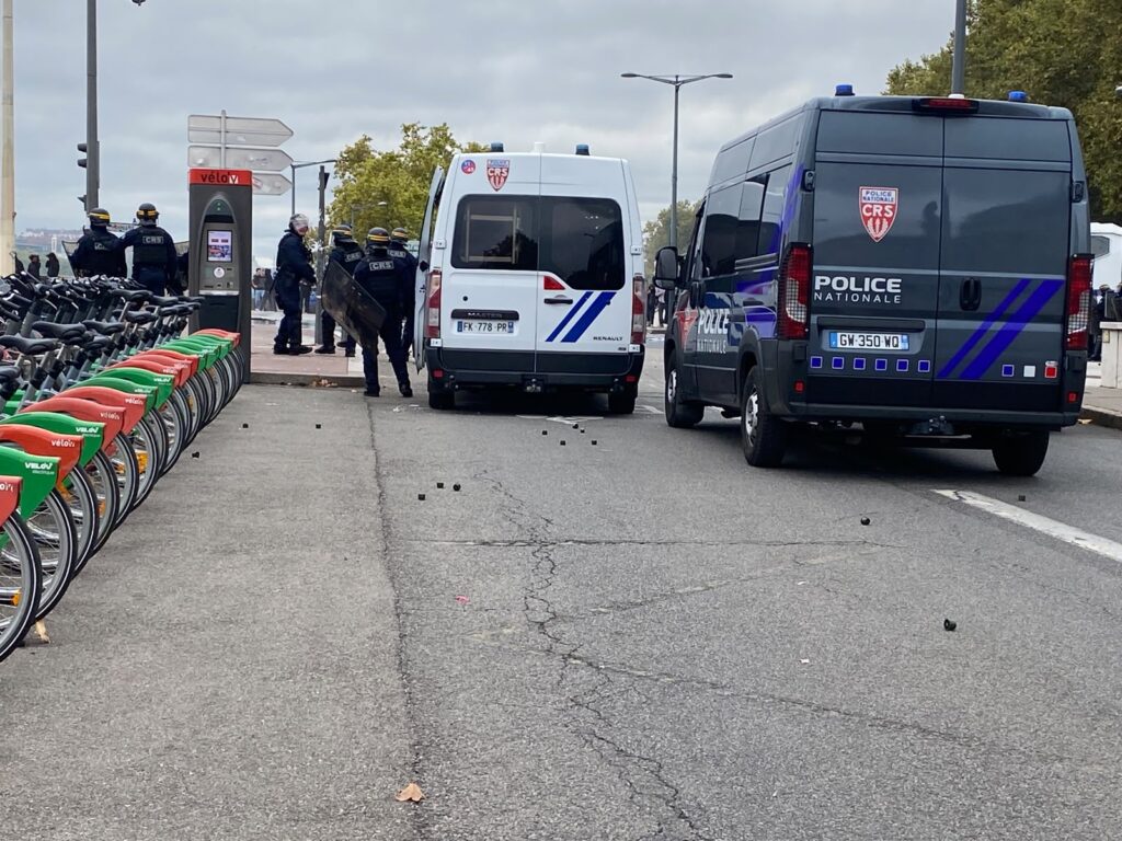 É seguro viajar para a França com os protestos? Entenda a situação