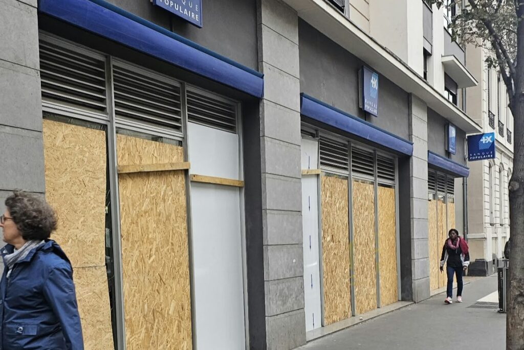 É seguro viajar para a França com os protestos? Entenda a situação