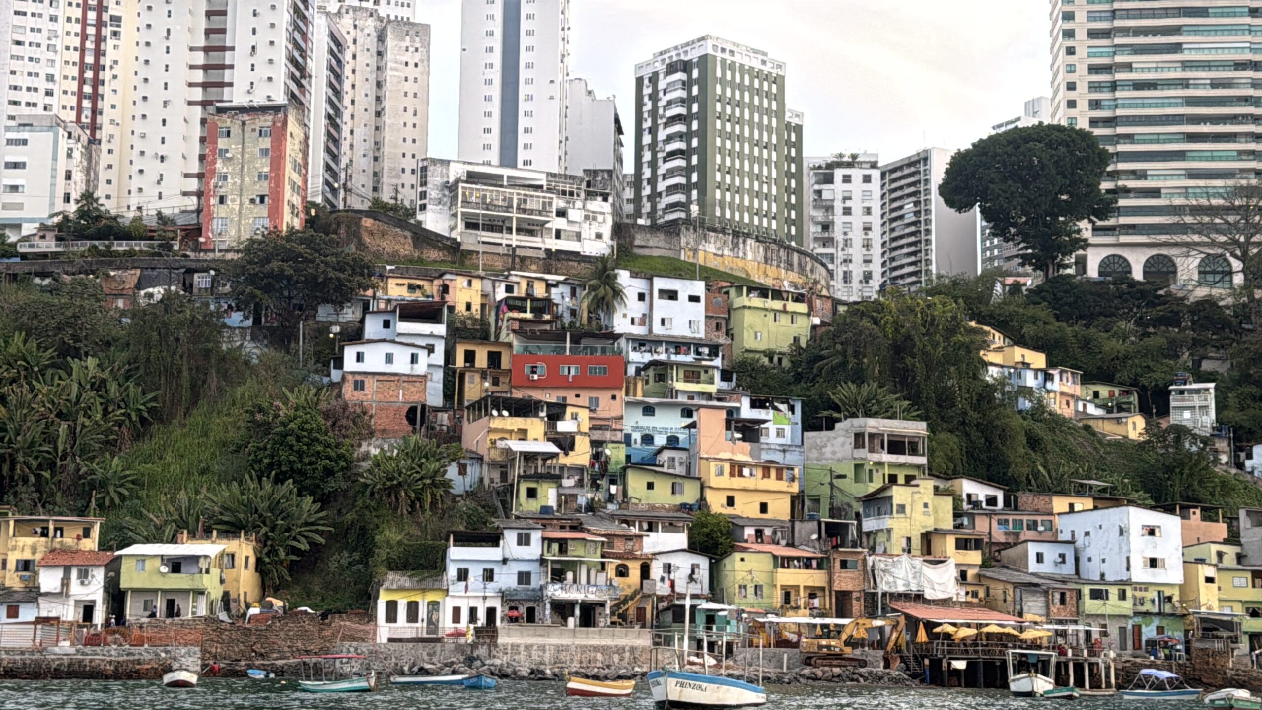 Gamboa revela outro cenário de Salvador, entre casas, mar e vida cotidiana. (Felipe Abílio:M&E)