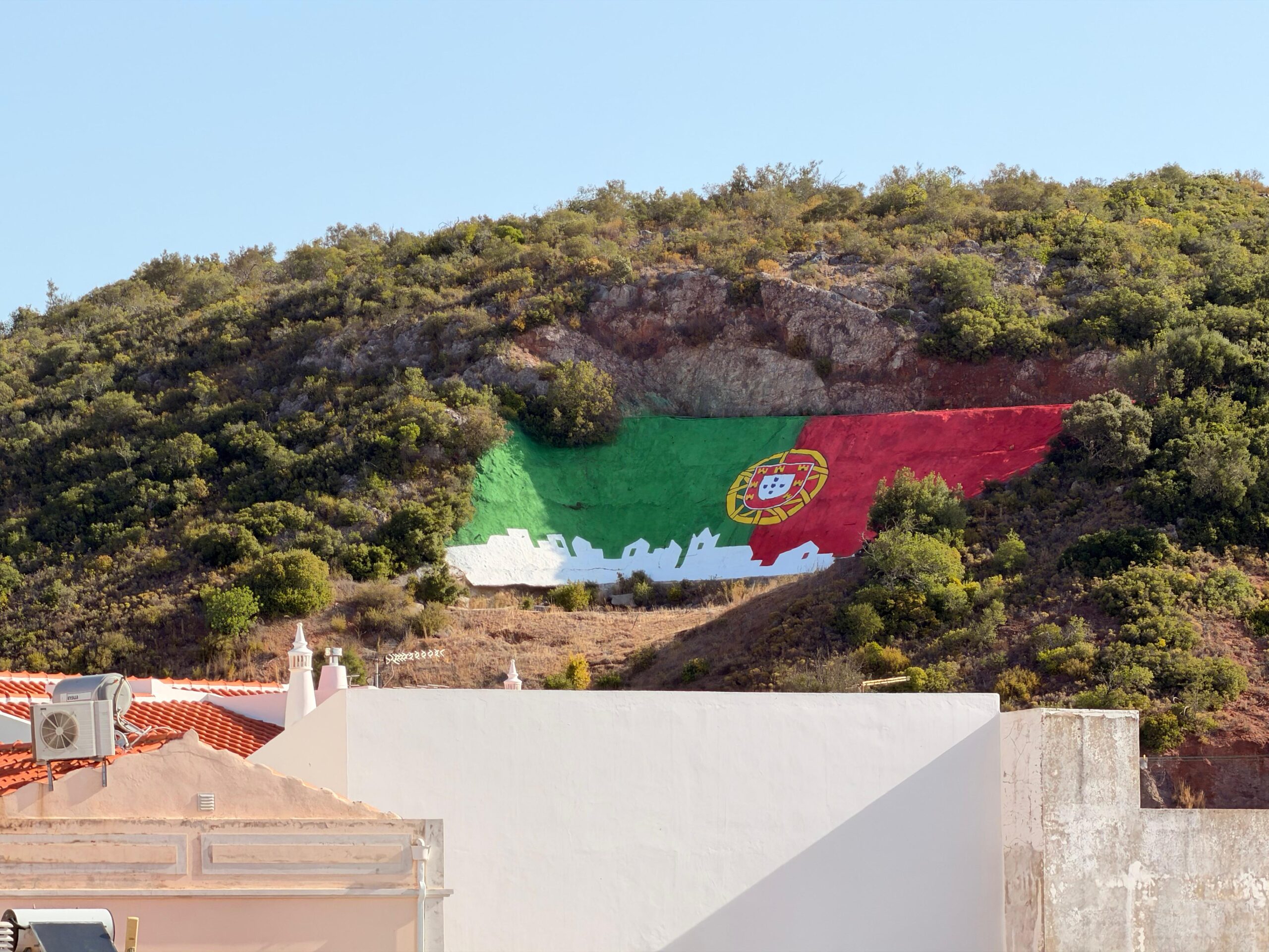 Icônica e gigantesca bandeira de Portugal pintada na encosta do Cerro da Galvana, na aldeia de Alte, situada no município de Loulé, no Algarve