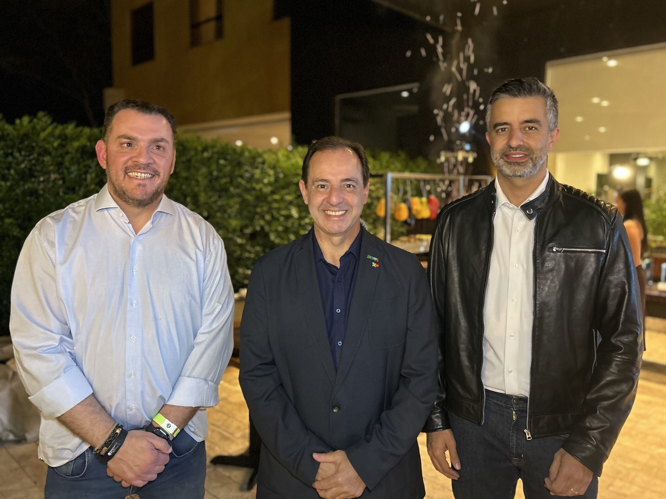 Douglas Camargo, da Abracorp; ao lado do Dr. Dalton Neto e Irapuan Santos, do Viaje Paraná