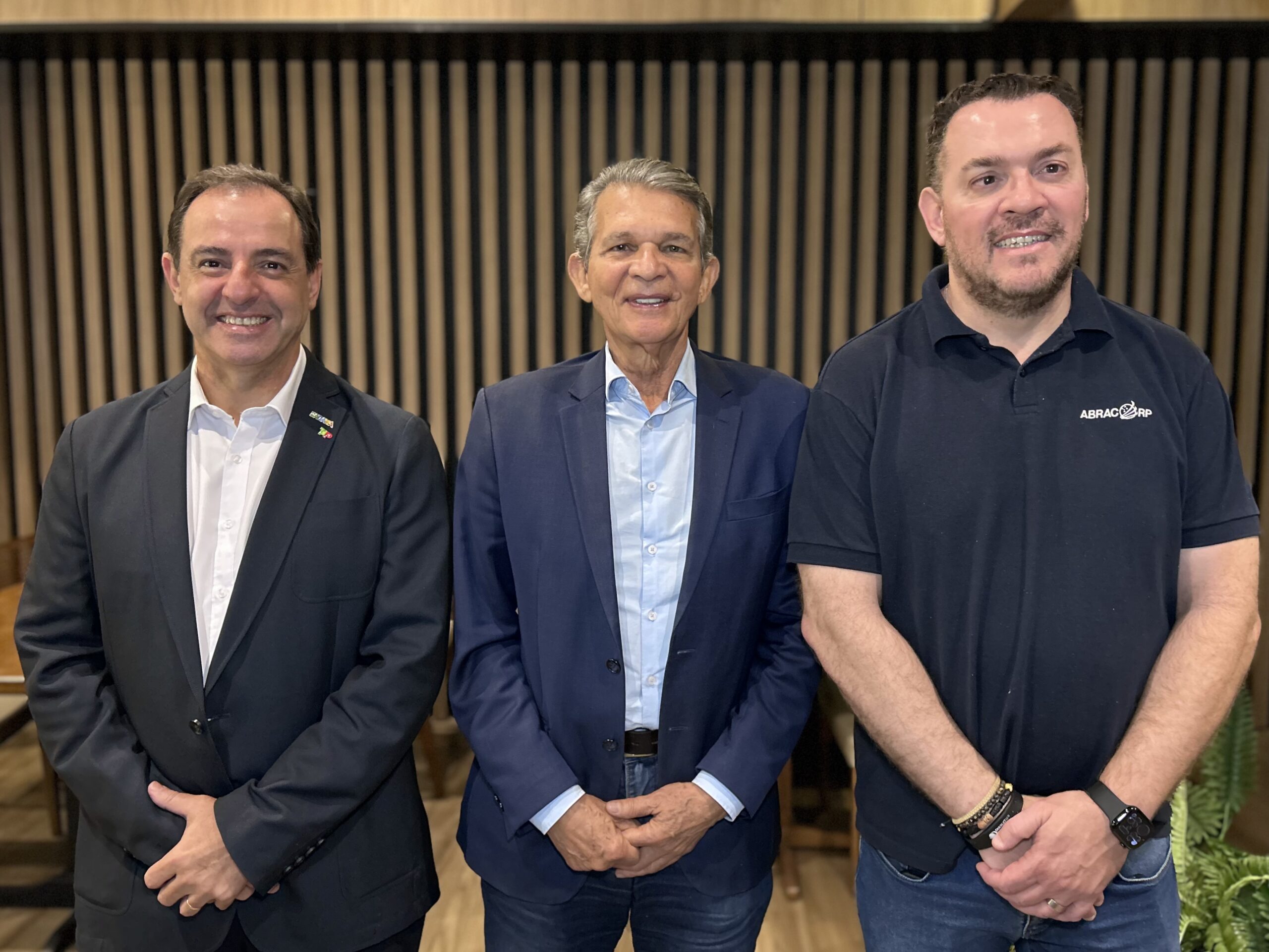 Dr. Dalton Neto, do Viaje Paraná; Gen. Joaquim Silva e Luna, prefeito de Foz do Iguaçu; e Douglas Camargo, da Abracorp