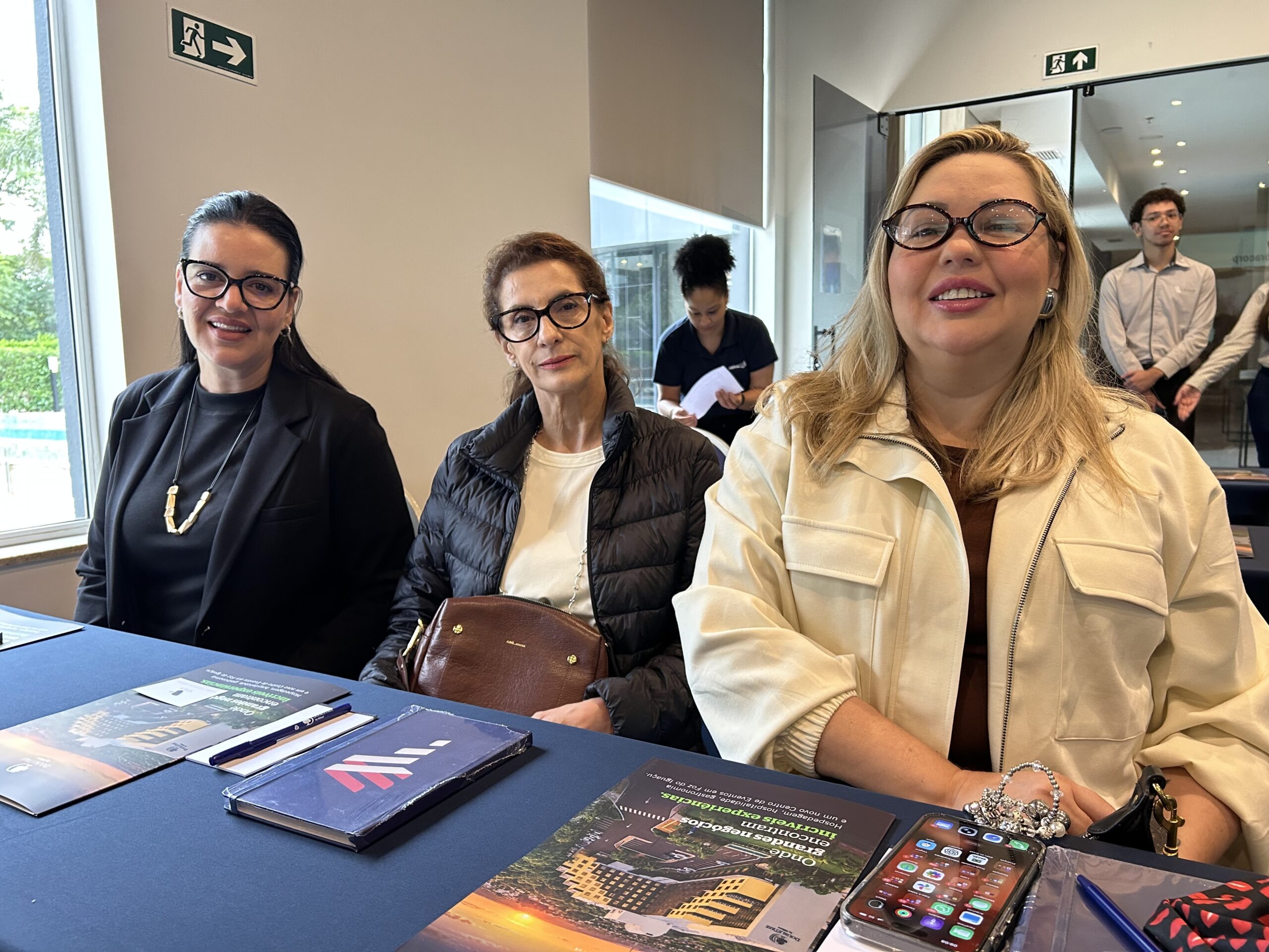 Juliana Ferre, da Belvitur; Osana Queiroz, da Primos Turismo; e Maria Helena Rios, da Pontestur