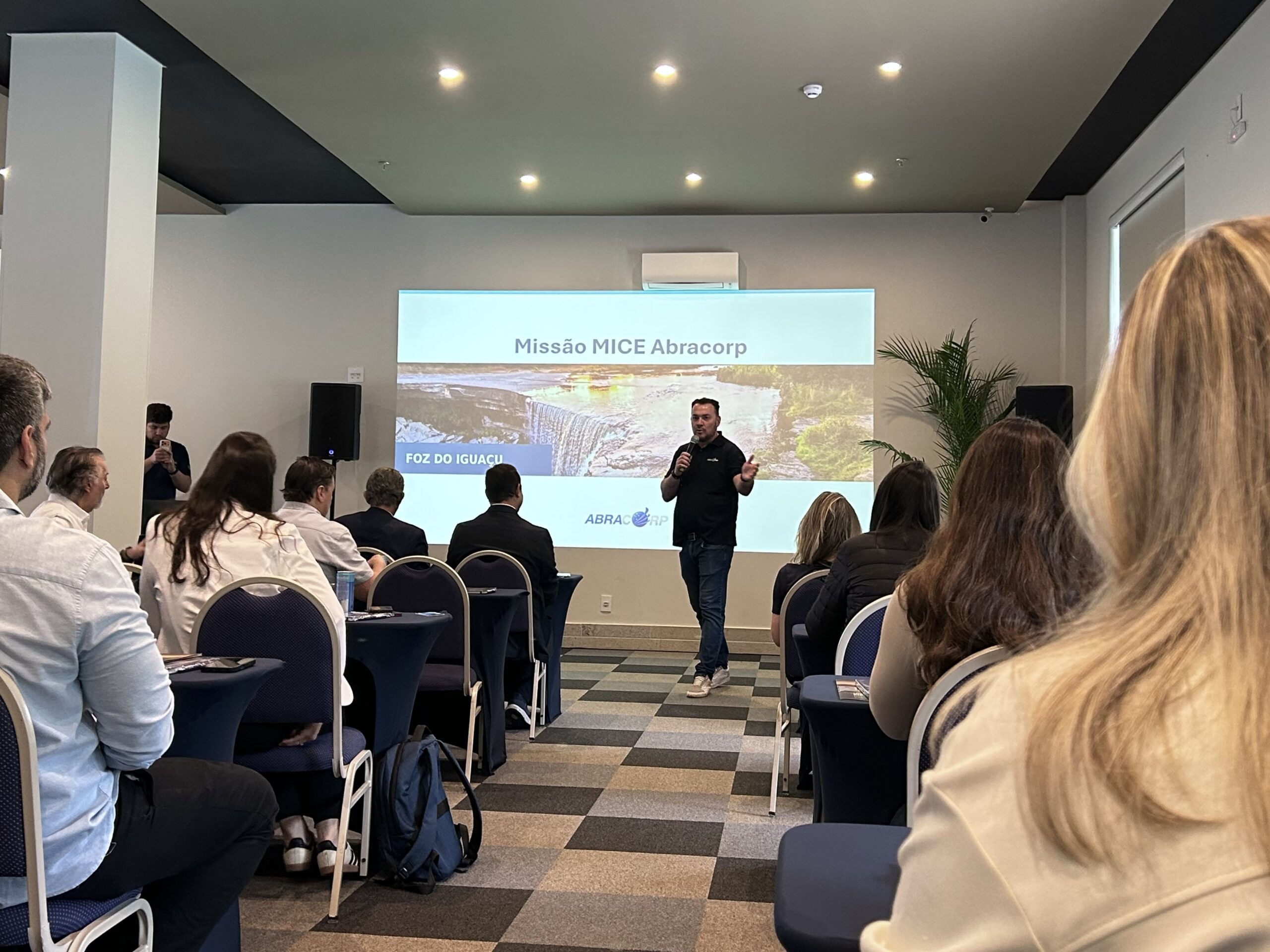Douglas Camargo, diretor-presidente da Abracorp, durante apresentação