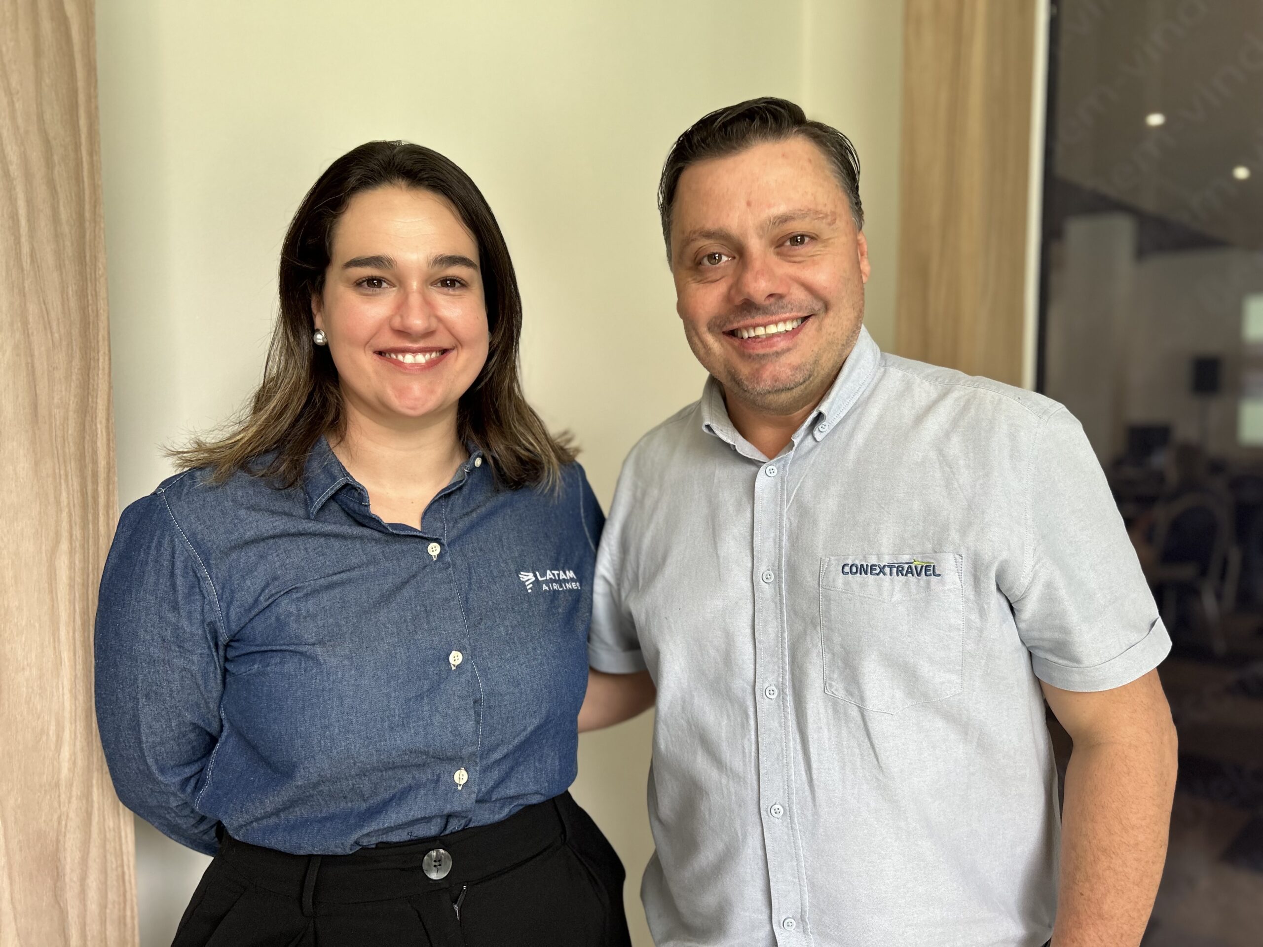 Glaucia Roque, da Latam; e Christian Carvalho, da Conextravel