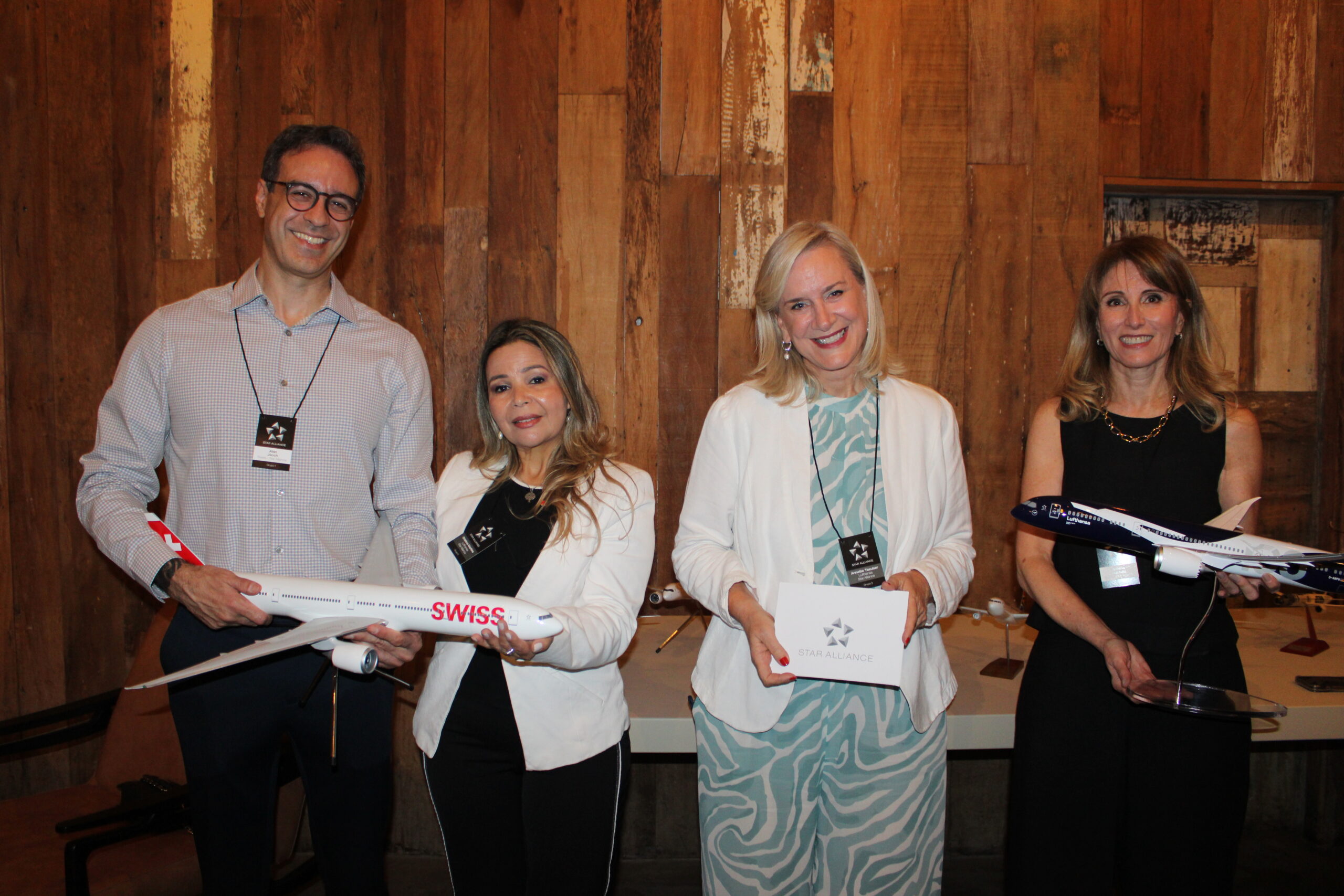 Alan Jacch, Cristina Martins, Annette Täuber e Cristina Rached, da Lufthansa