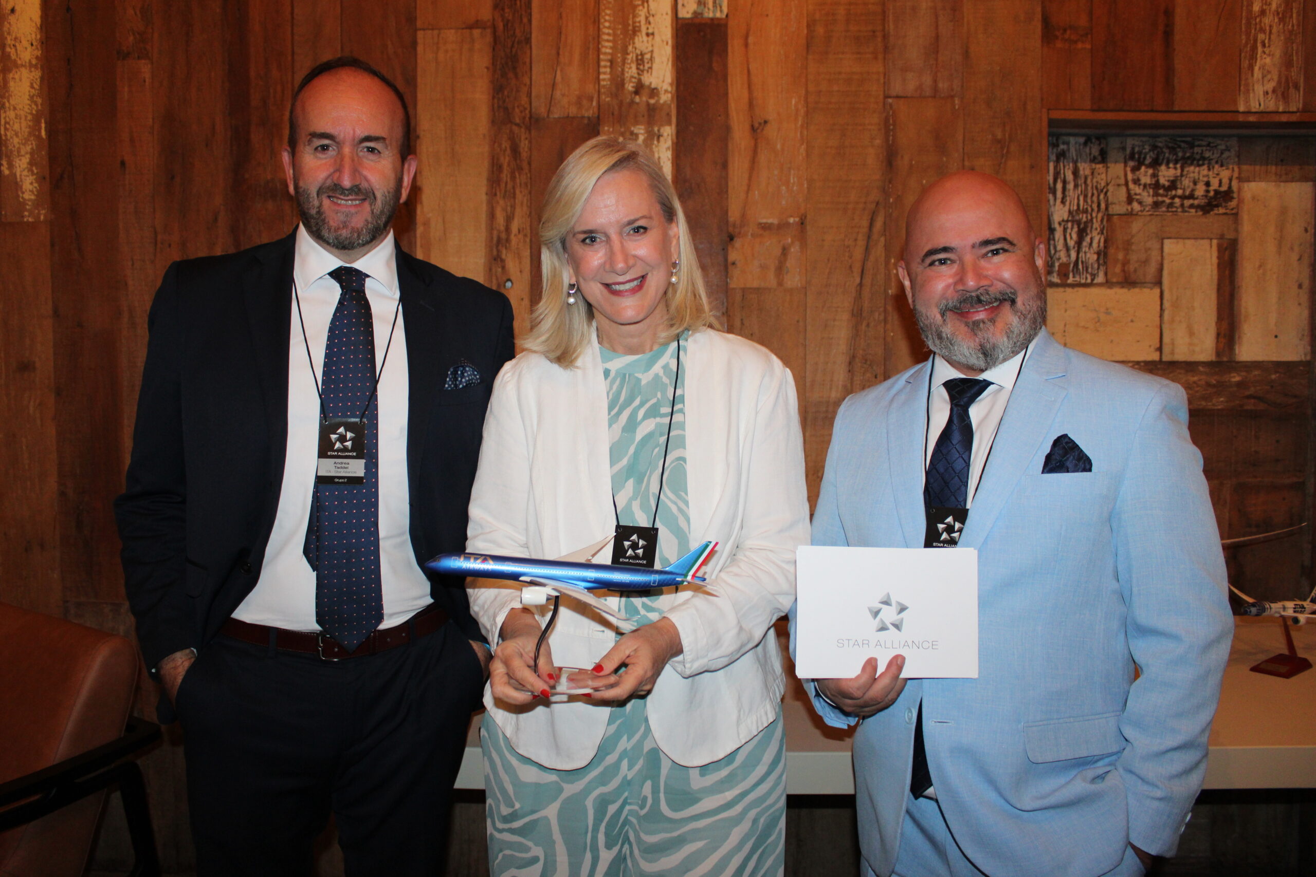 Annette Täuber, da Lufthansa e Star Alliance, com Andrea Taddei e Murilo Cassino, da ITA Airways