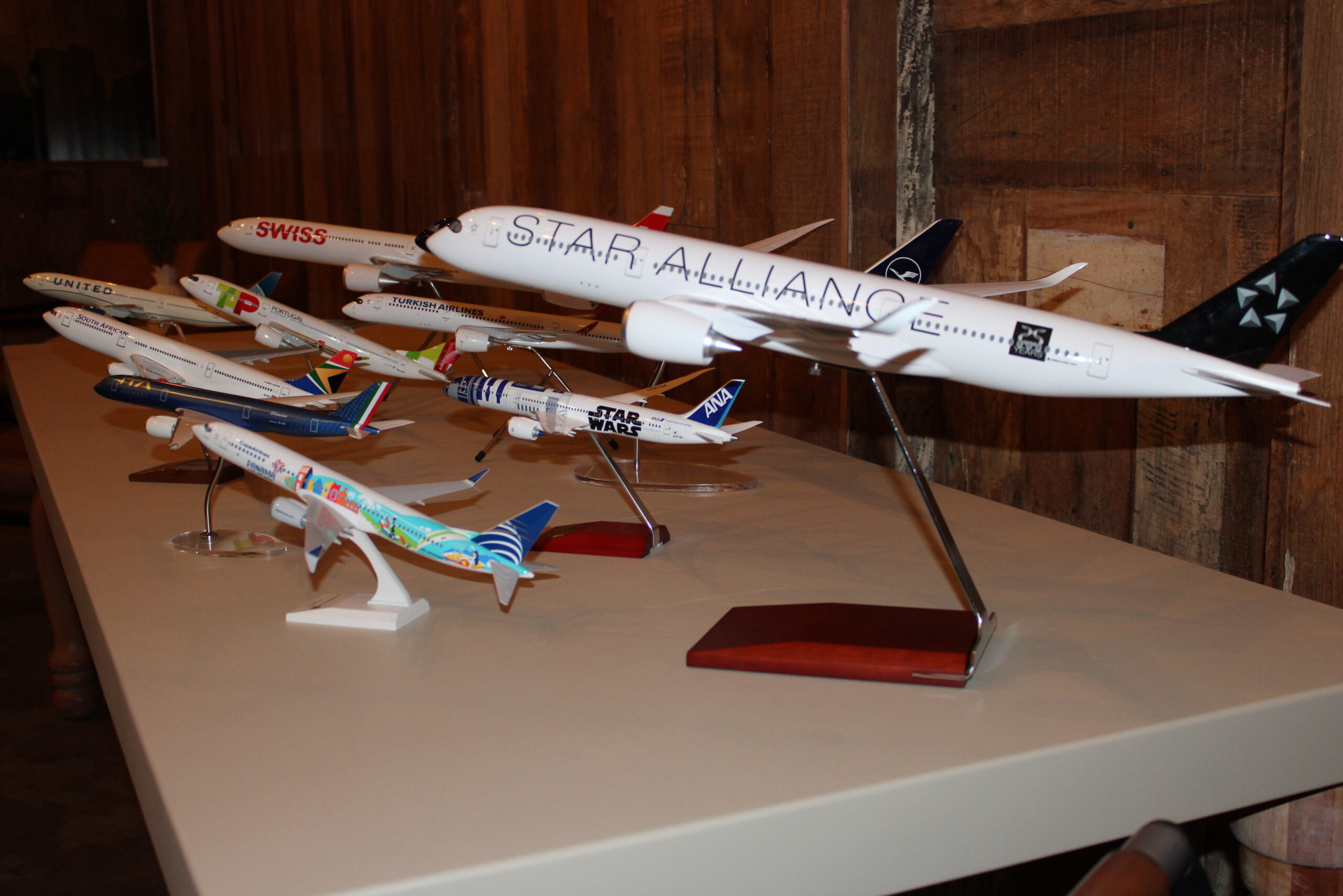 Aeronave em miniatura de cada companhia que integra a Star Alliance presente no evento
