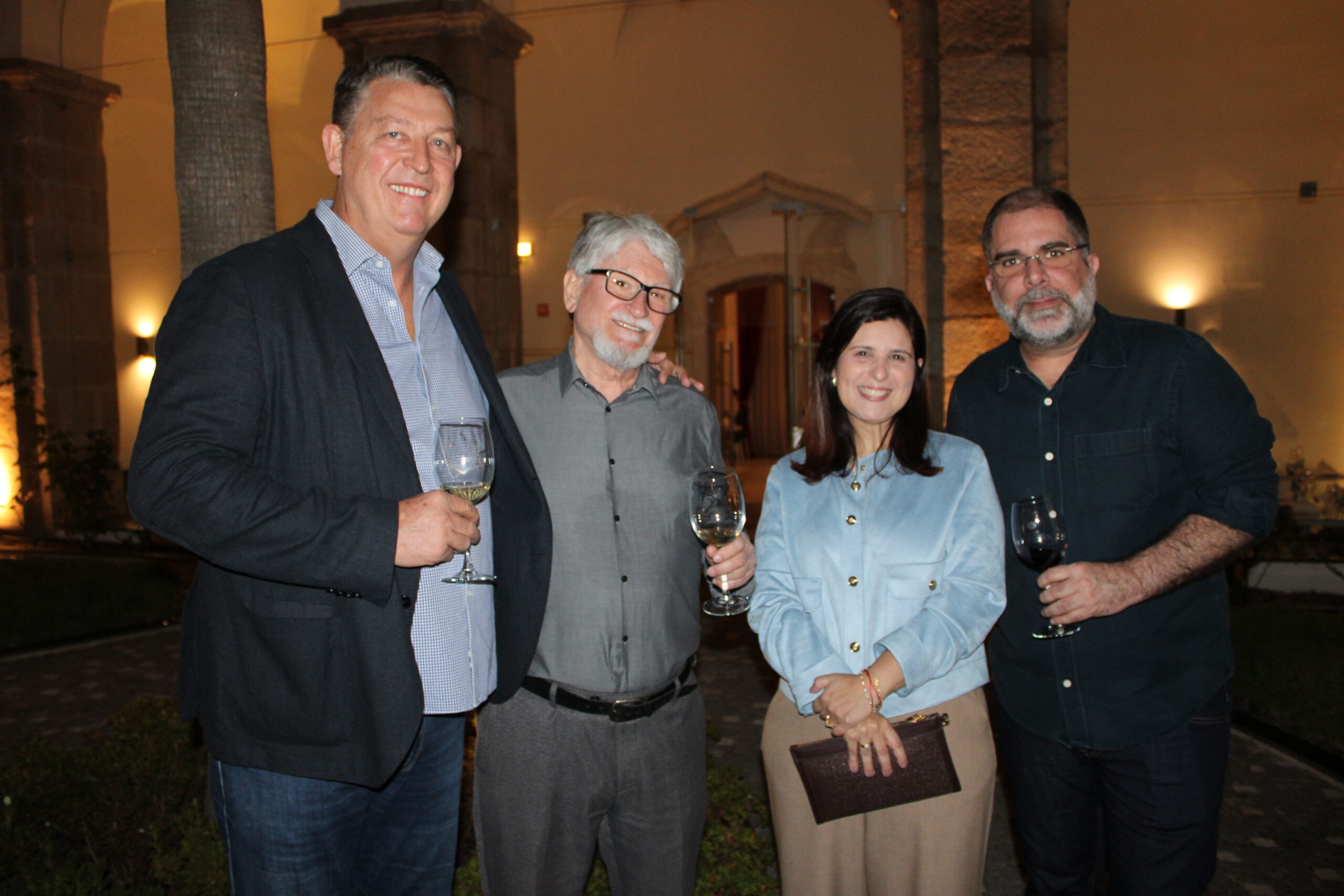 Aroldo Schultz, da Schultz, com Miguel Andrade, da Transmundi, Renata Di Bernardo, da TAP, e Sérgio Vianna, da Lusanova