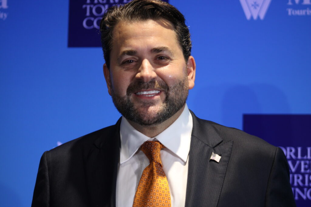 "Ministro do Turismo dos EUA": Nick Adams defende turismo longe da política, mas enfrenta questionamentos sobre restrições "Ministro do Turismo dos EUA": Nick Adams defende turismo longe da política, mas enfrenta questionamentos sobre restrições
