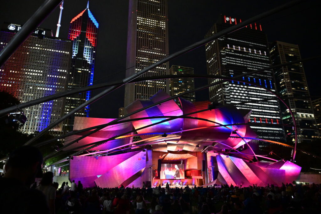 Chicago Jazz Festival reúne grandes nomes do jazz em shows gratuitos no Jay Pritzker Pavilion, teatro a céu aberto no Millennium Park (Chicago Jazz Festival, credit Patrick L. Pyszka/Choose Chicago)