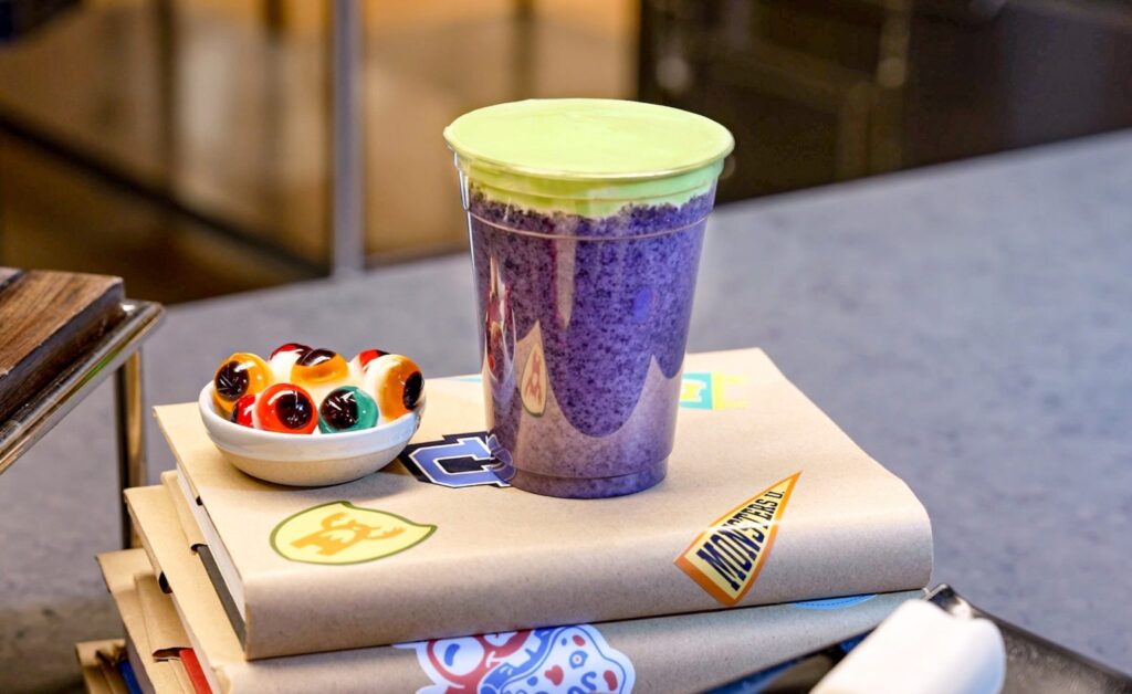 Disney revela restaurantes de Monstrópolis, nova área de Monstros S.A. que abre em 2027 disney