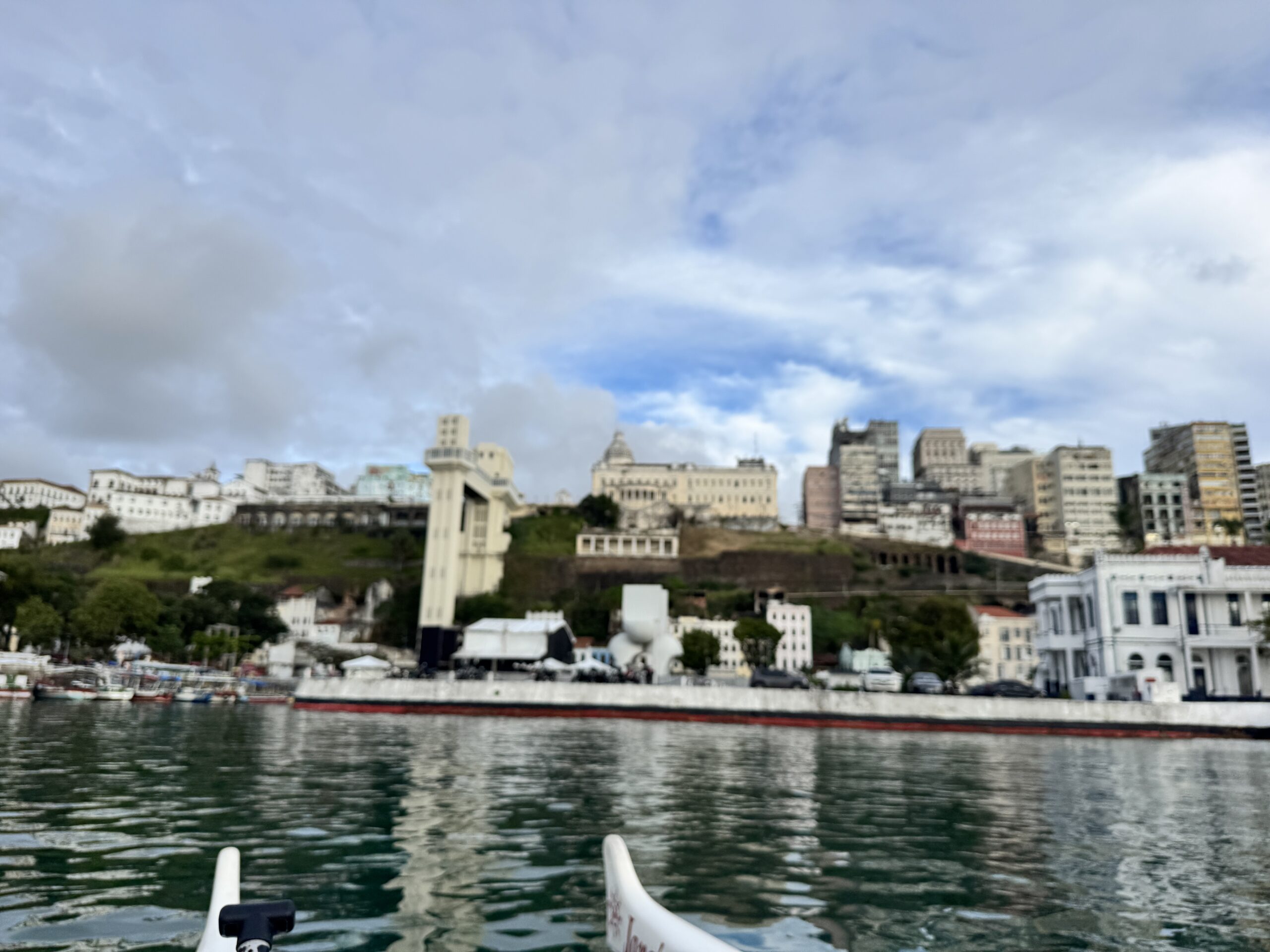 O Elevador Lacerda revela, do mar, a conexão entre a Cidade Alta e a Baixa. (Felipe Abílio:M&E)