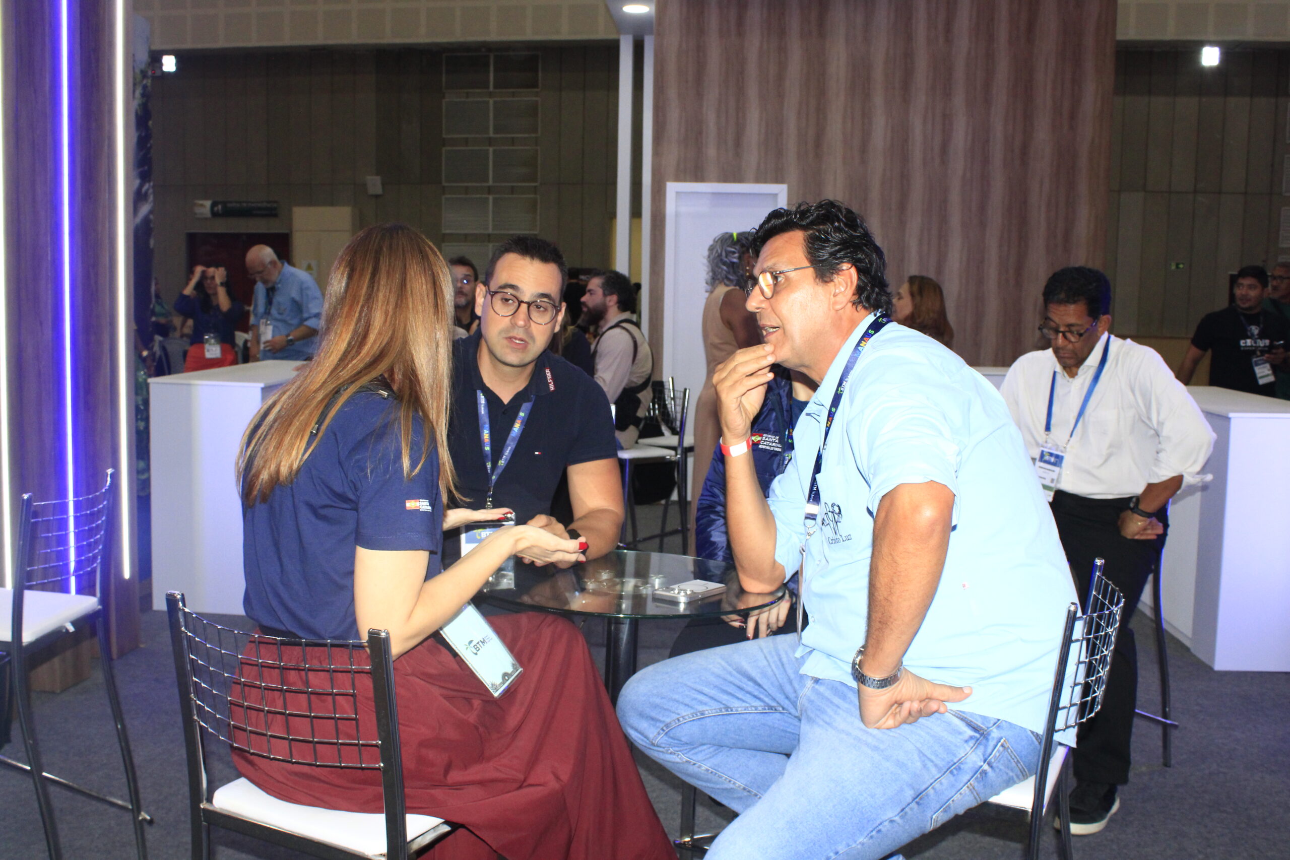 O estande do M&E serviu de ponto de encontro para profissionais do turismo fazem networking