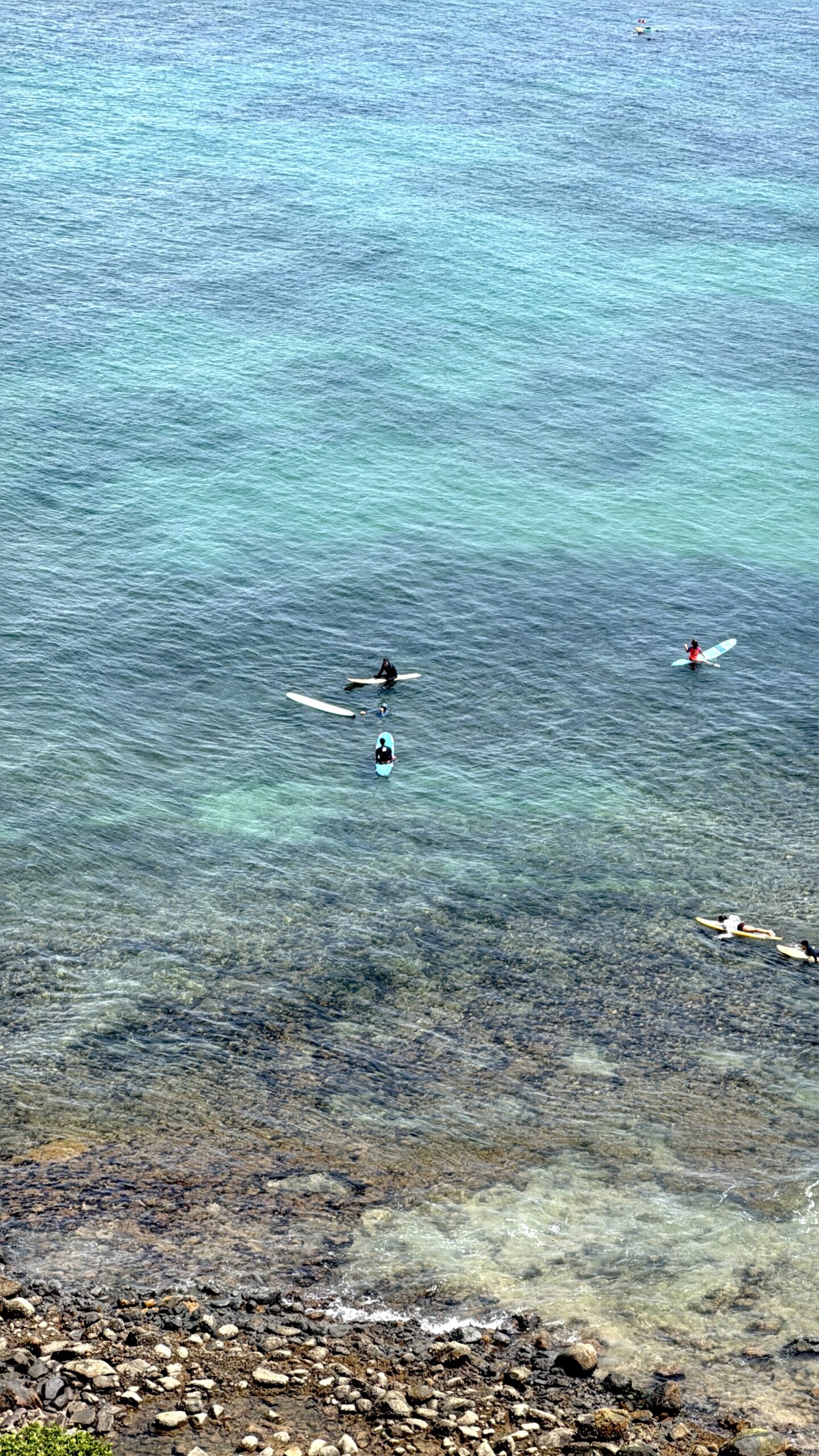 O mar de Salvador também é cenário para quem busca ondas e experiências no litoral. (Felipe Abílio:M&E)