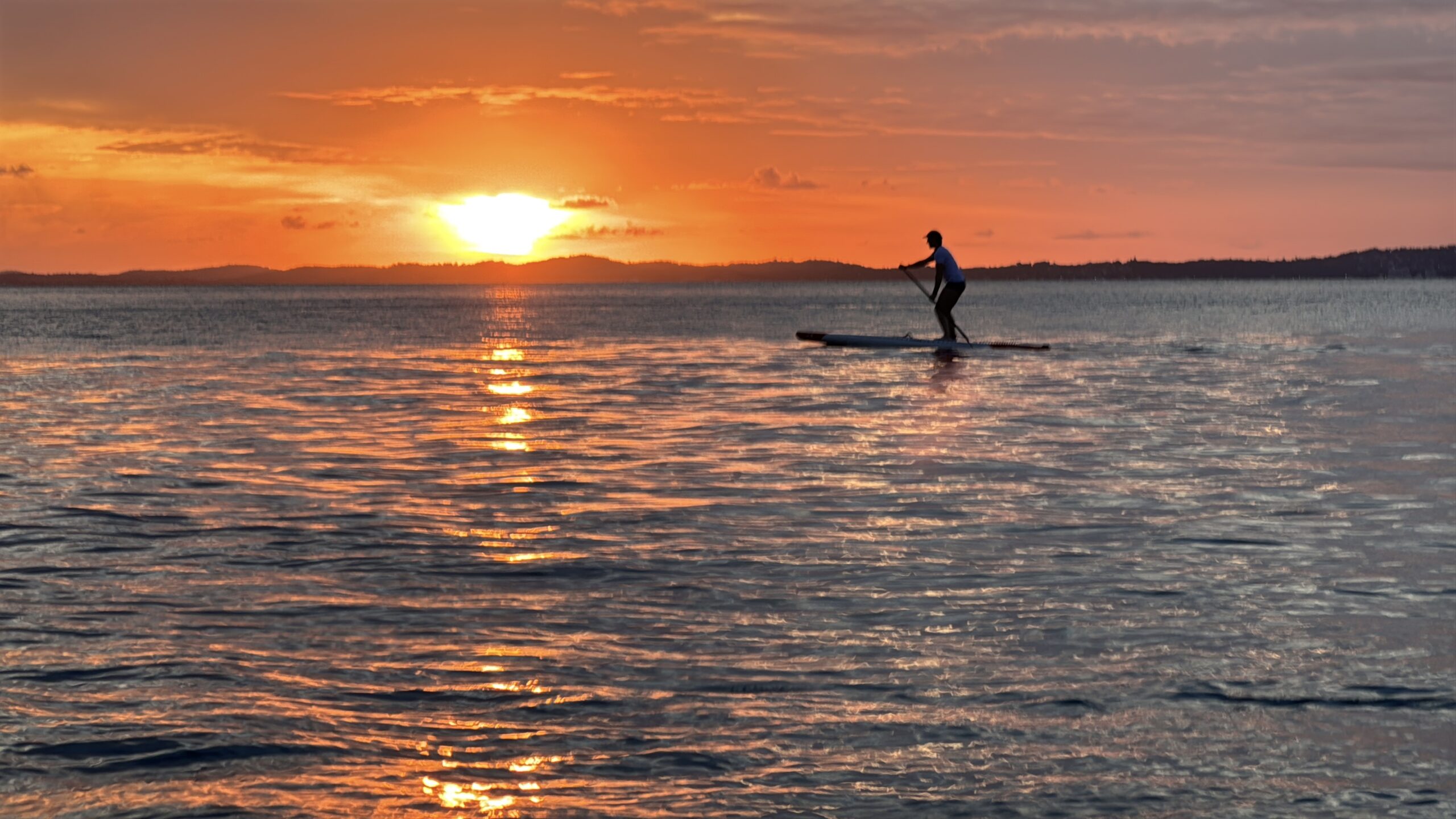 O pôr do sol na Baía de Todos-os-Santos ganha outro ritmo visto da canoa havaiana (Felipe Abílio:M&E)