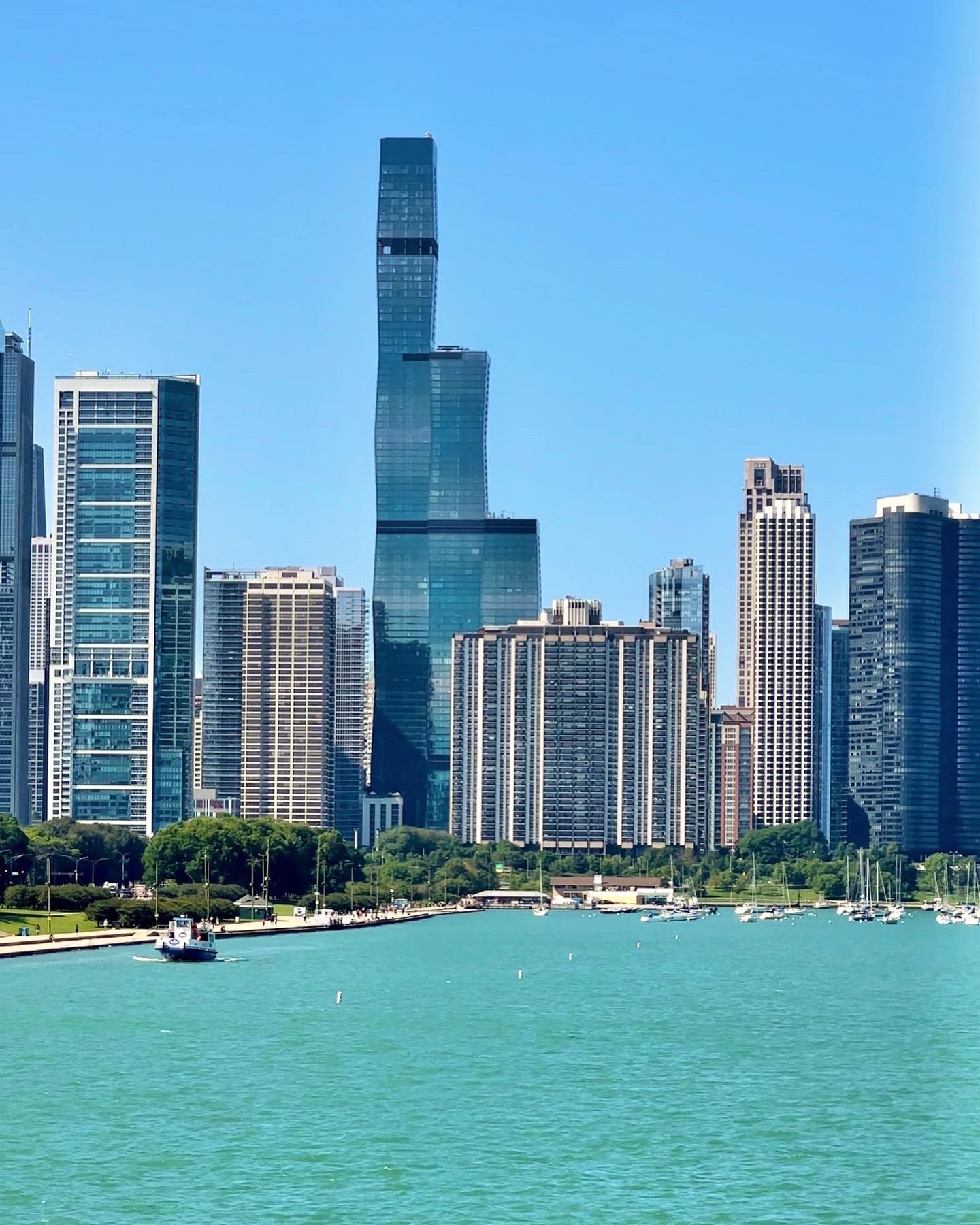 O skyline de Chicago reúne arranha-céus modernos e o Lago Michigan em um dos cartões-postais da cidade (Felipe Abílio/M&E)