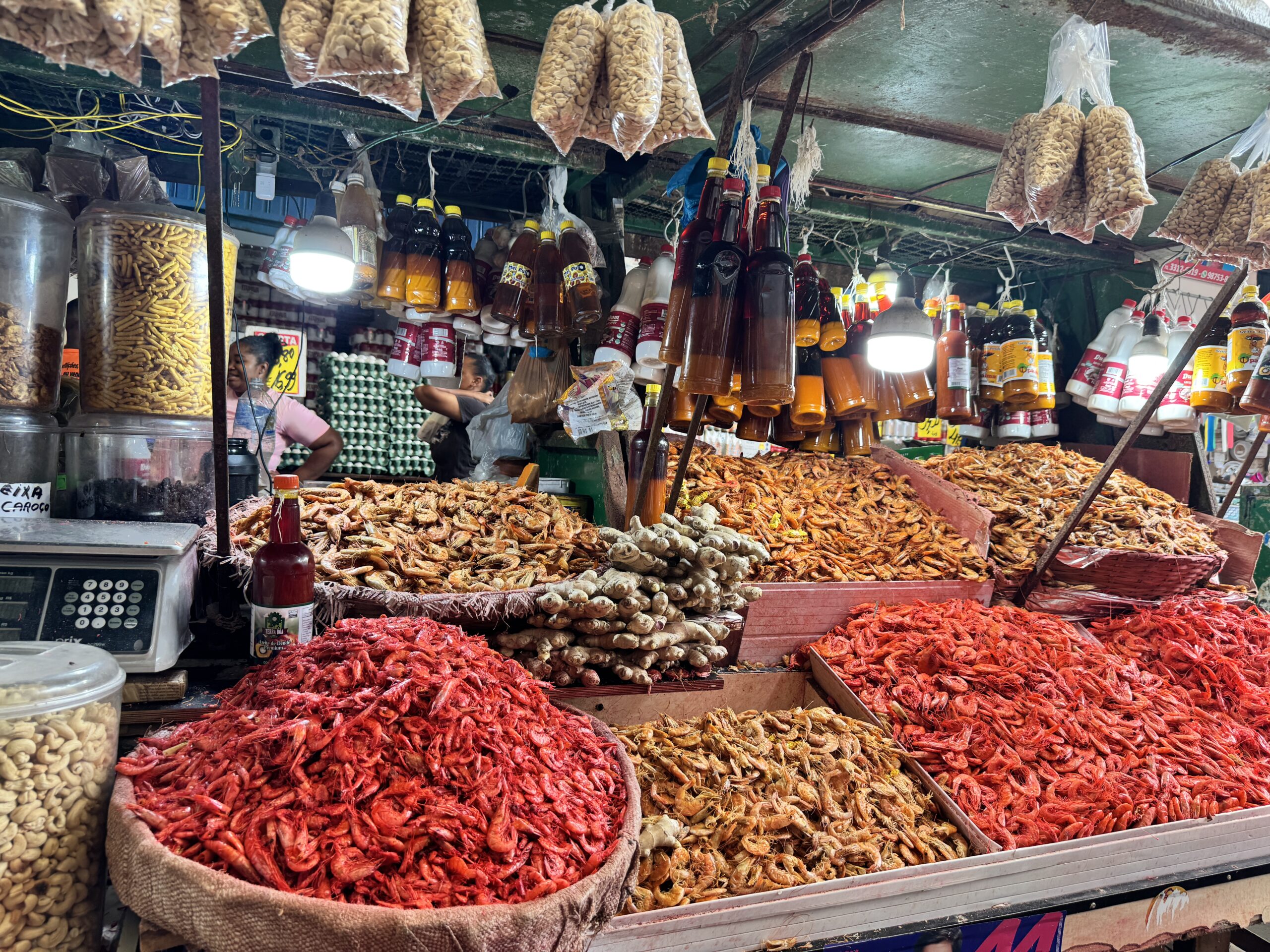 Peixes, camarões e temperos ocupam as bancas da tradicional Feira de São Joaquim. (Felipe Abílio:M&E)