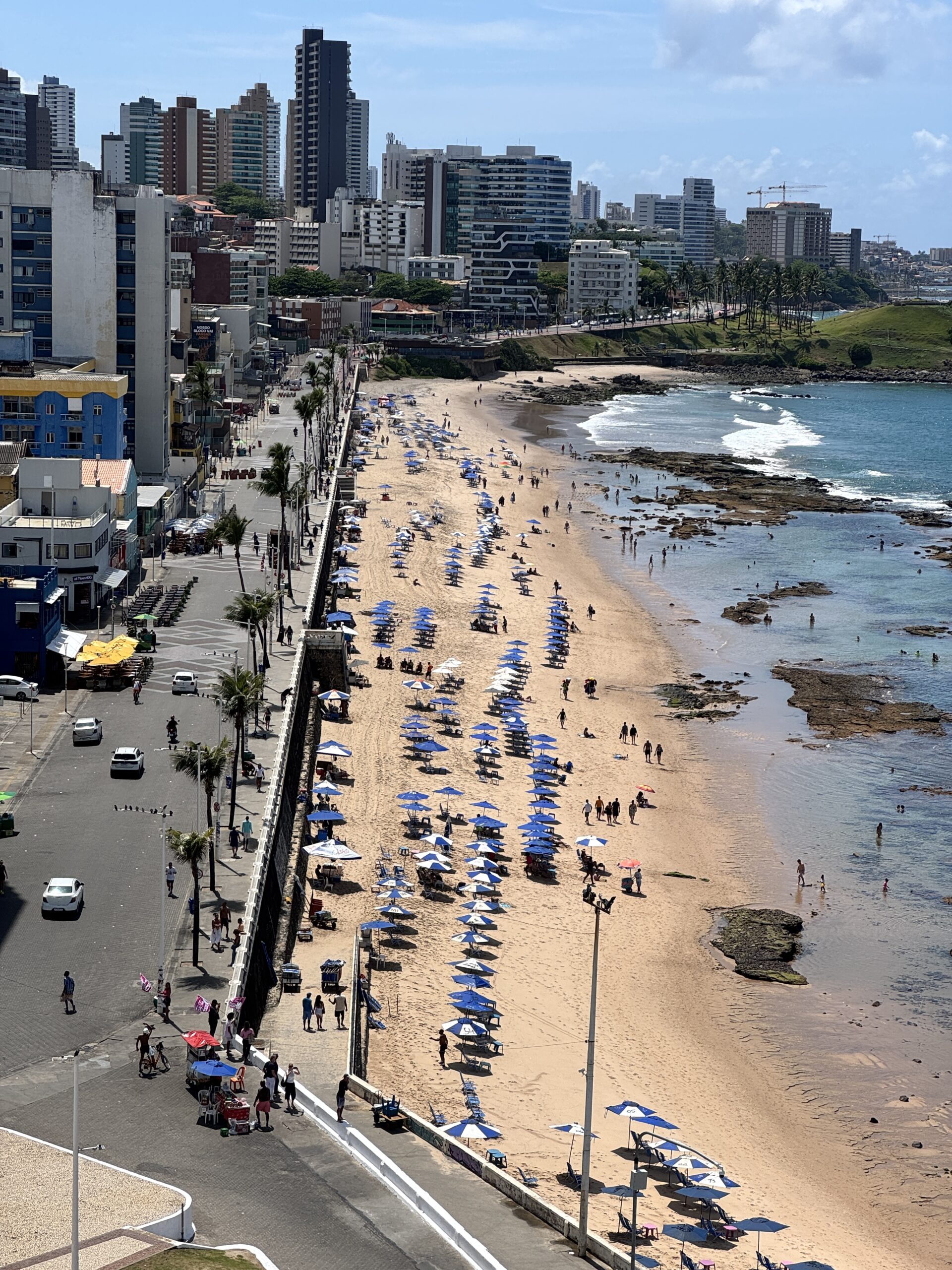 Praia da Barra reúne mar, cidade e um dos cenários mais conhecidos de Salvador. (Felipe Abílio:M&E)