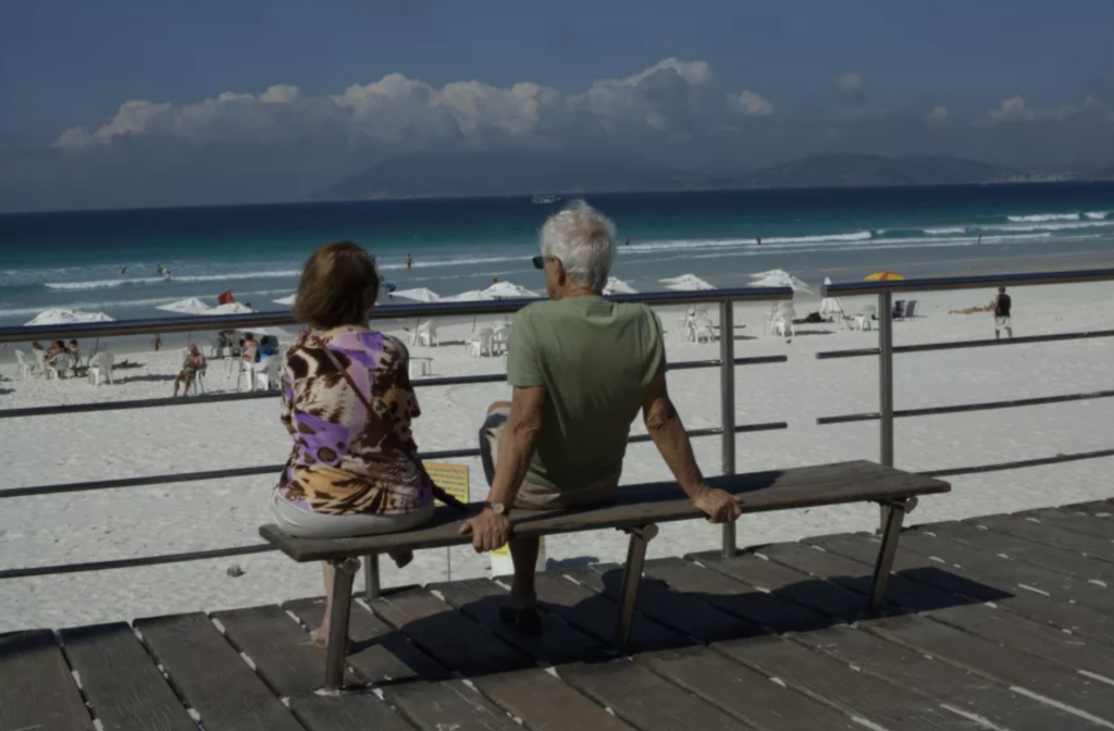 Cobrança de até R$ 500 em barracas de Cabo Frio leva turistas a comprar cadeiras e guarda-sóis