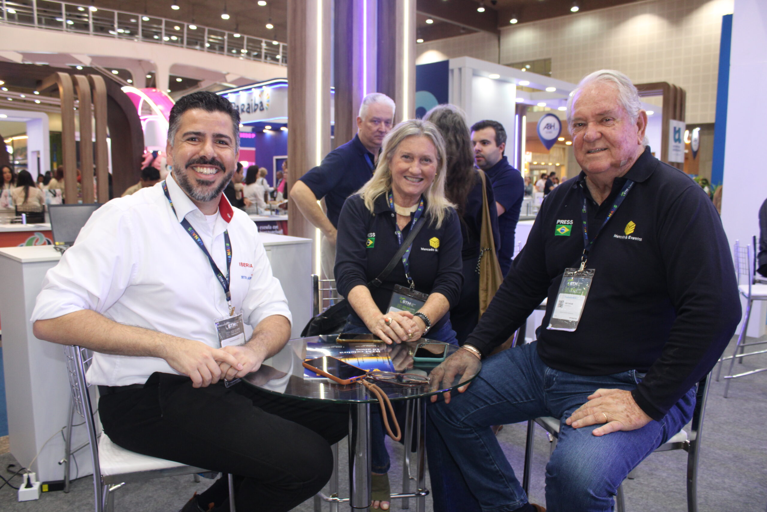 Raphael de Lucca, da Iberia, com Rosa Masgrau e Roy Taylor, do M&E