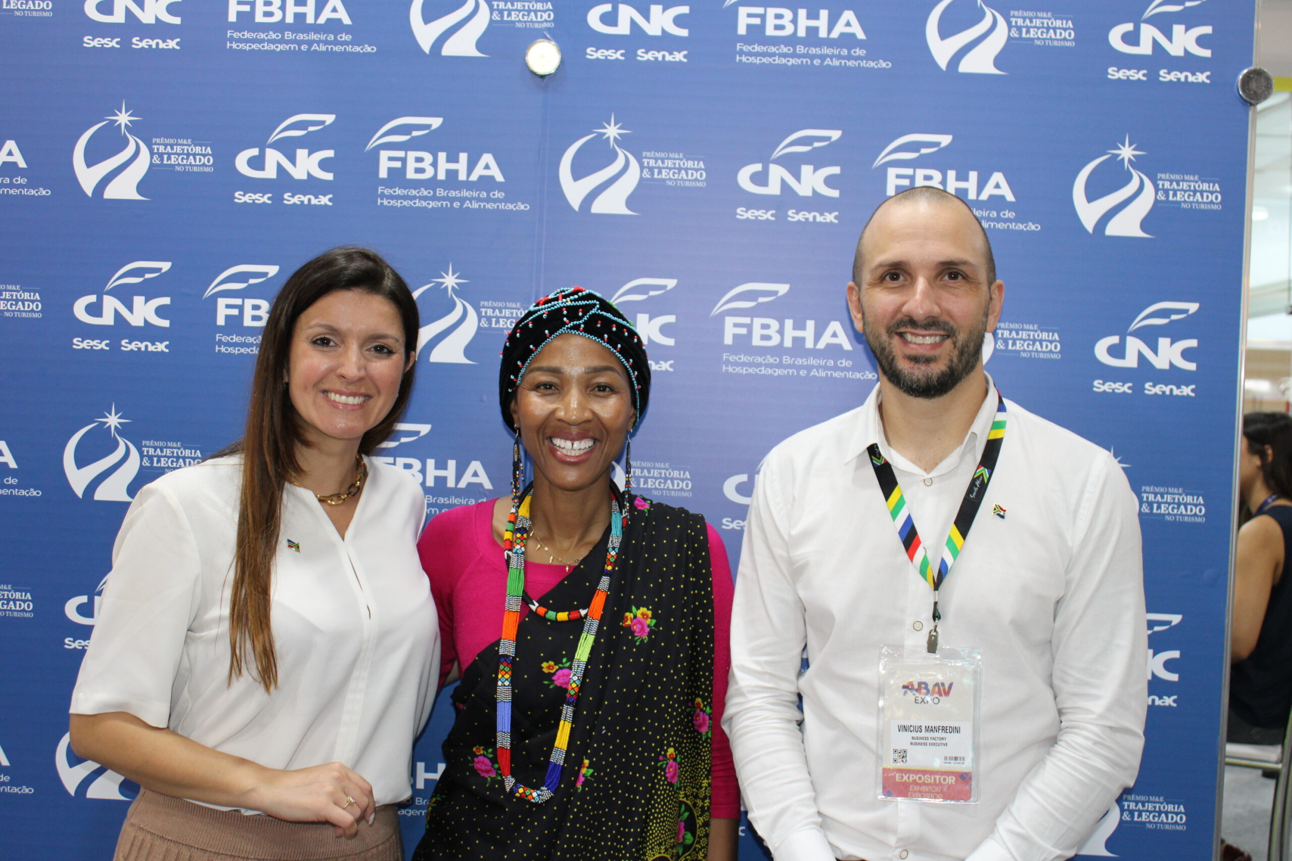Roleta Lebelo, do Consulado da África do Sul, entre Thais Medina e Vinicius Manfredini, da Business Factory