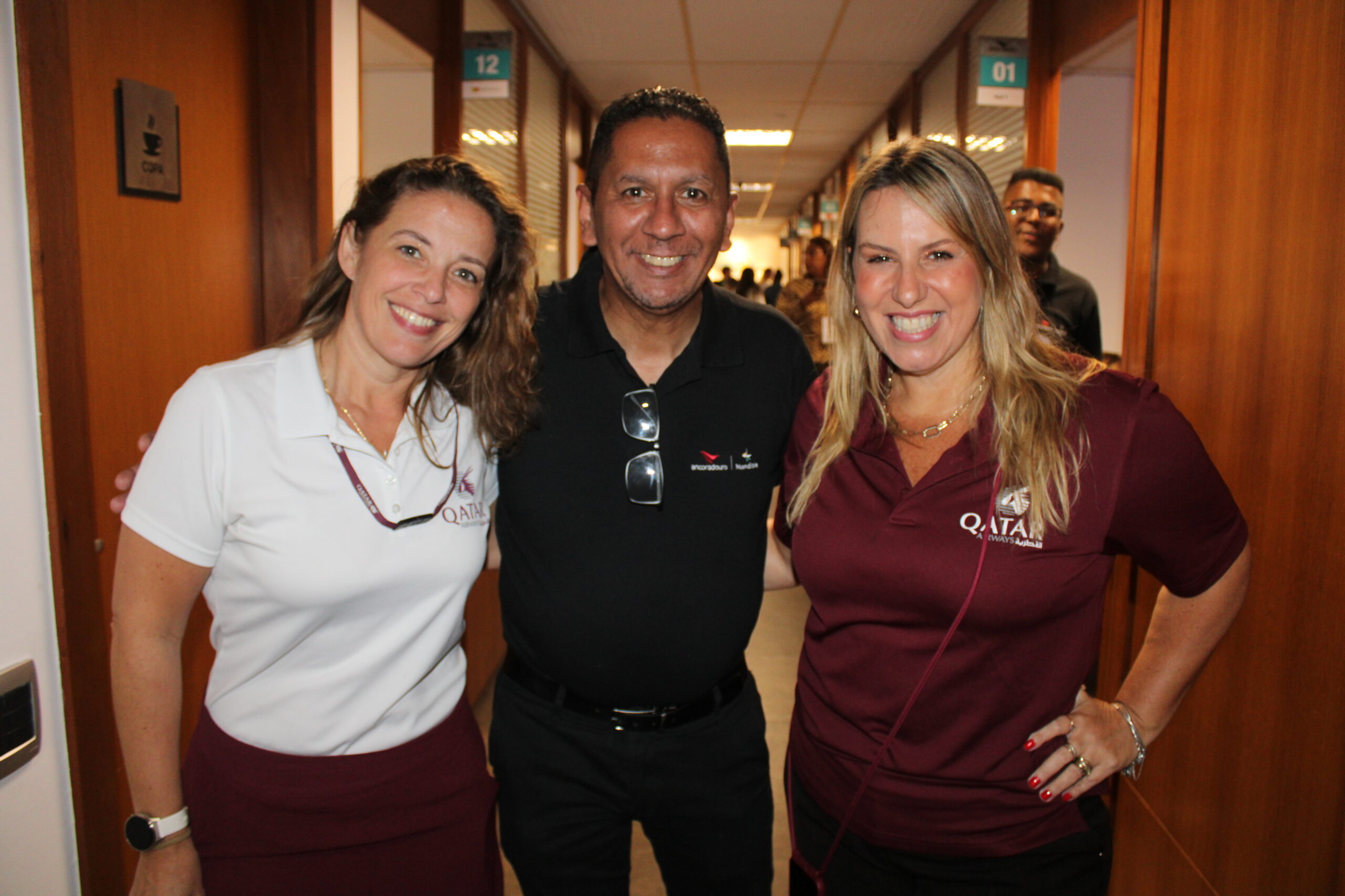 Ronaldo Coelho, da Ancoradouro, entre Anna Homem e Adriana Tolentino, da Qatar