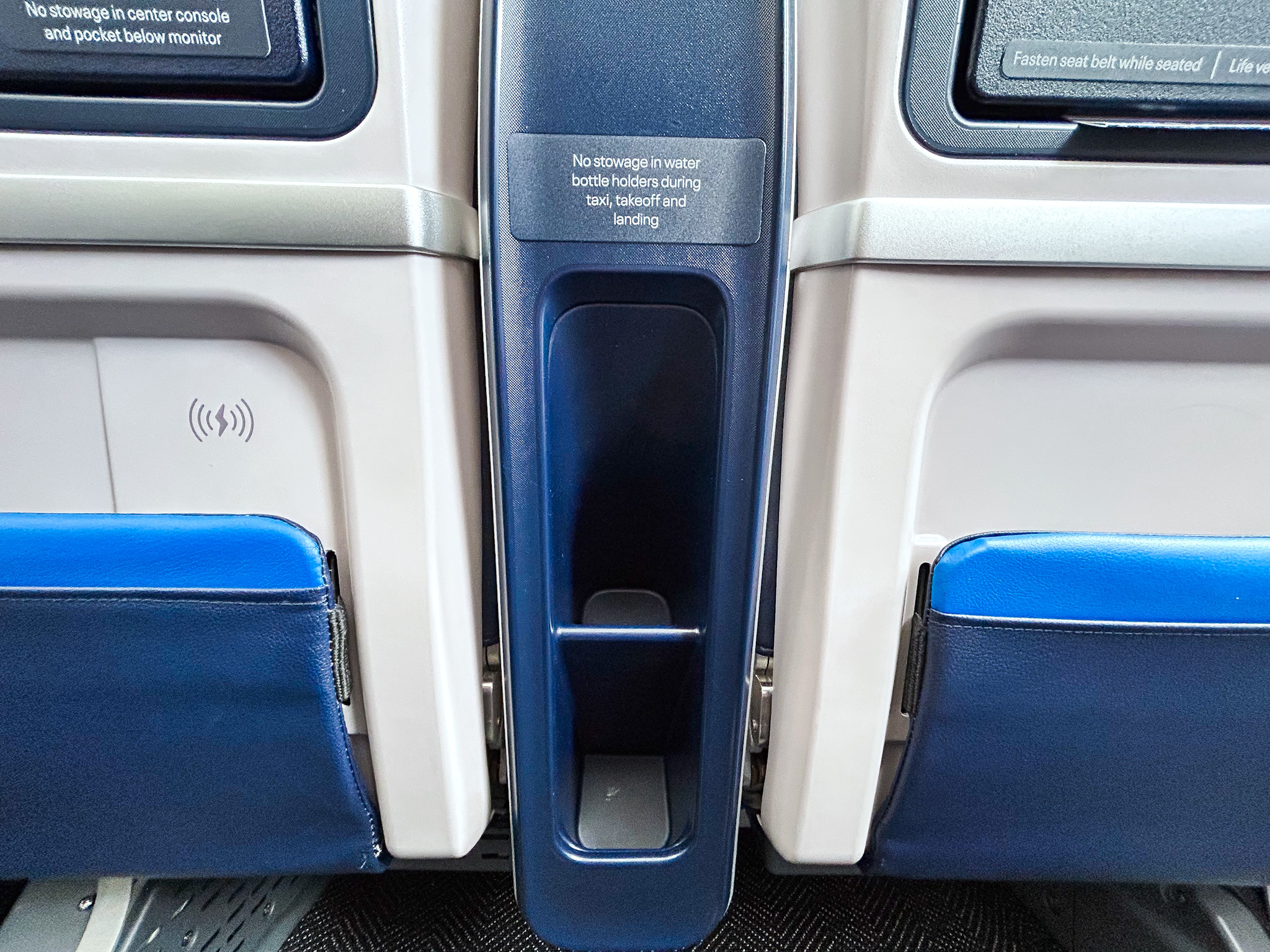 Suporte para garrafas nos assentos da categoria Premium