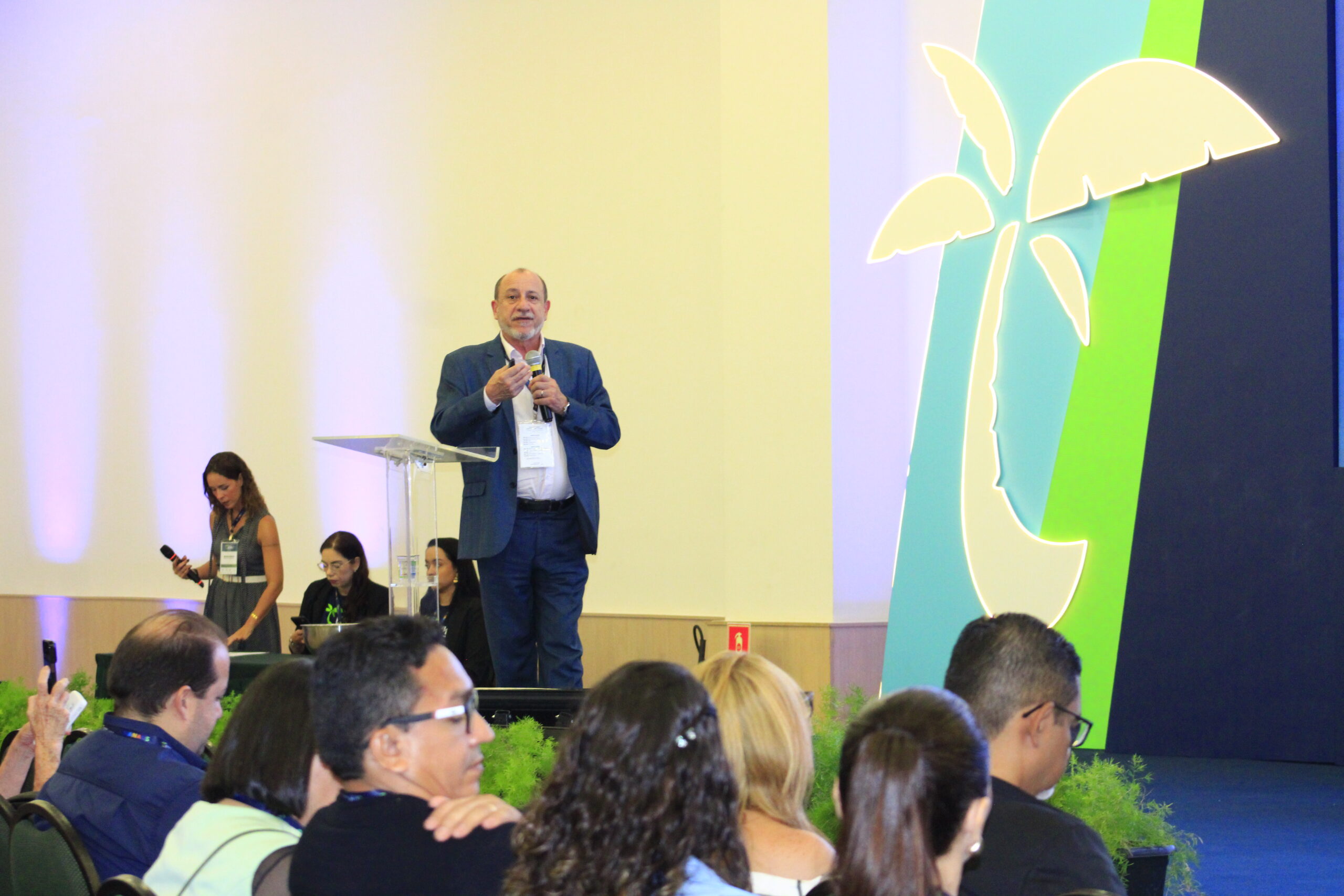 Toni Sando, da Unedestinos, em palestra na BTM 2026
