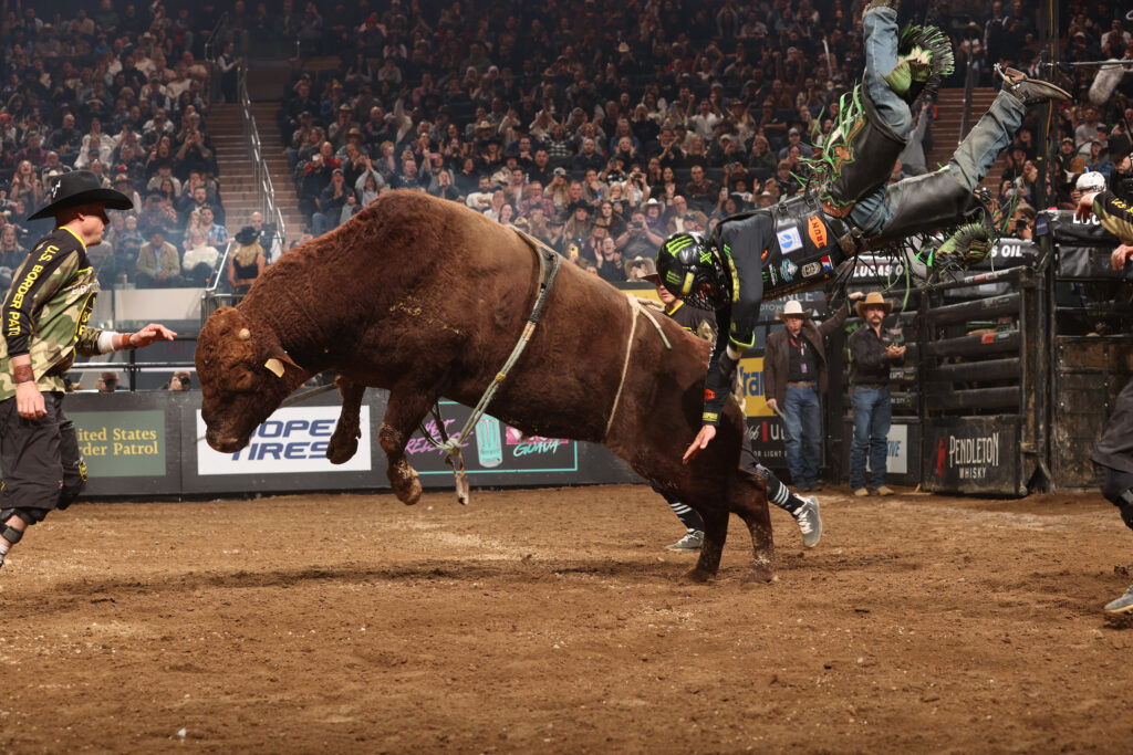 Professional Bull Riders: 10 lugares pelo mundo onde assistir às disputas de montaria em touros Professional Bull Riders: 10 lugares pelo mundo onde assistir às disputas de montaria em touros