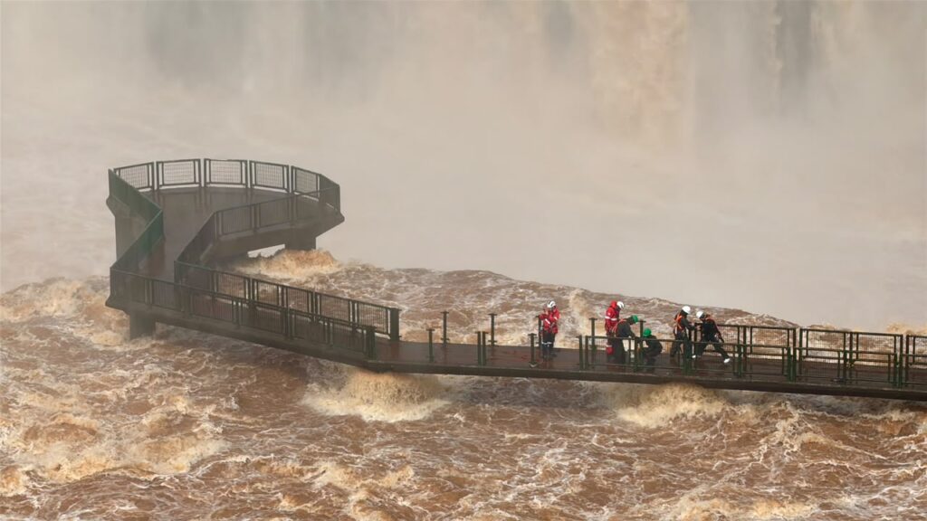 Cataratas do Iguaçu atingem vazão de 15,8 milhões de litros por segundo e fecham passarela