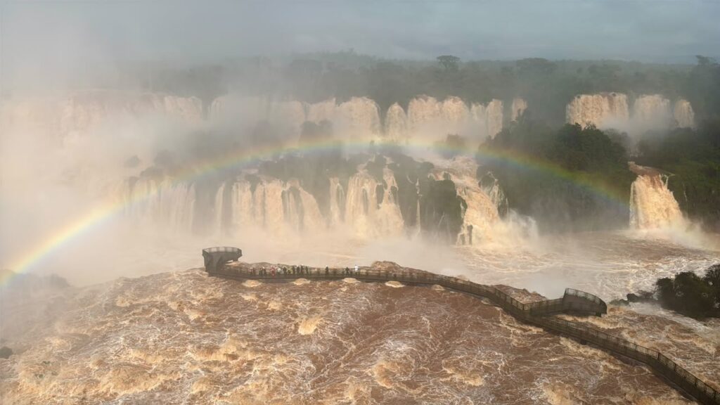 Cataratas do Iguaçu atingem vazão de 15,8 milhões de litros por segundo e fecham passarela