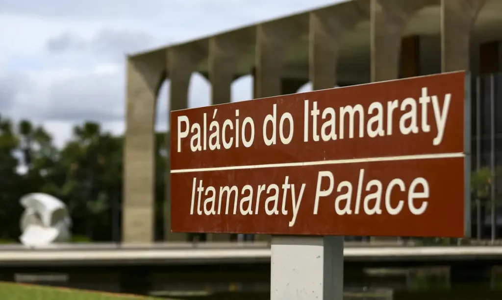 Itamaraty atrasa repasses e deixa mais de 20 postos diplomáticos sem verbas no exterior Itamaraty