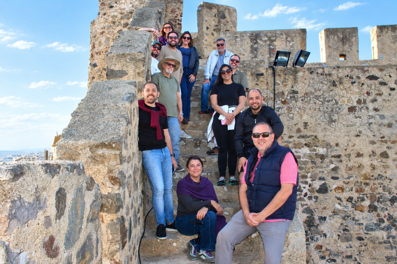 Operadores no Castelo de Sines, uma fortaleza medieval construída na primeira metade do século XV sobre uma falésia com vista direta para a baía da cidade