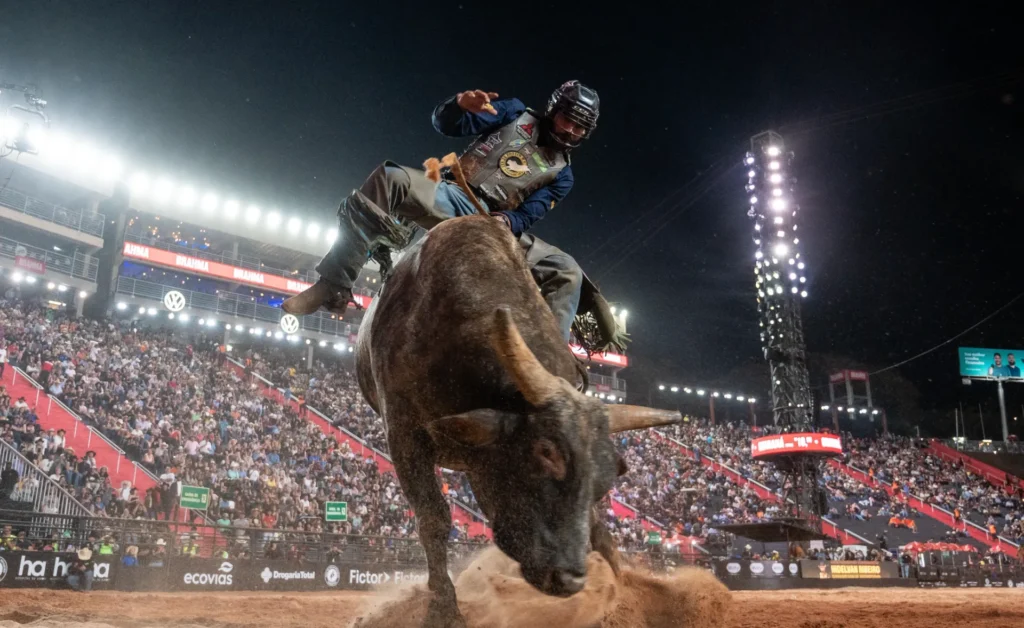 Professional Bull Riders: 10 lugares pelo mundo onde assistir às disputas de montaria em touros Professional Bull Riders: 10 lugares pelo mundo onde assistir às disputas de montaria em touros