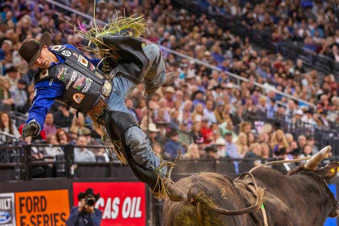 Professional Bull Riders: 10 lugares pelo mundo onde assistir às disputas de montaria em touros Professional Bull Riders: 10 lugares pelo mundo onde assistir às disputas de montaria em touros