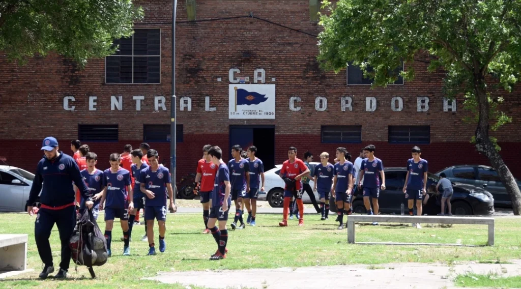 Destinos de futebol na Argentina: circuito de Messi reúne estádio, casa, escola e clubes em Rosário argentina messi
