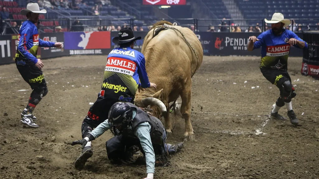 Professional Bull Riders: 10 lugares pelo mundo onde assistir às disputas de montaria em touros Professional Bull Riders: 10 lugares pelo mundo onde assistir às disputas de montaria em touros